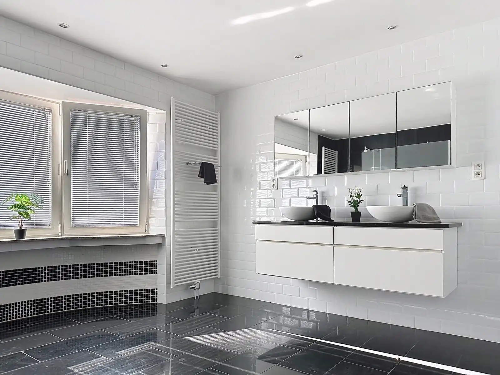 Instapklare, gerenoveerde woning met gezellige koer in hartje Niel! foto 17