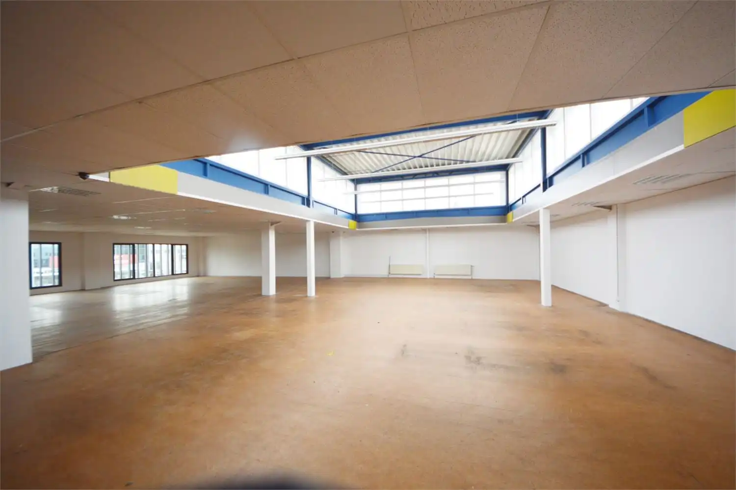 COMMERCIEEL GEBOUW BAANLOCATIE MET PARKING NABIJ MCDONALDS foto 22