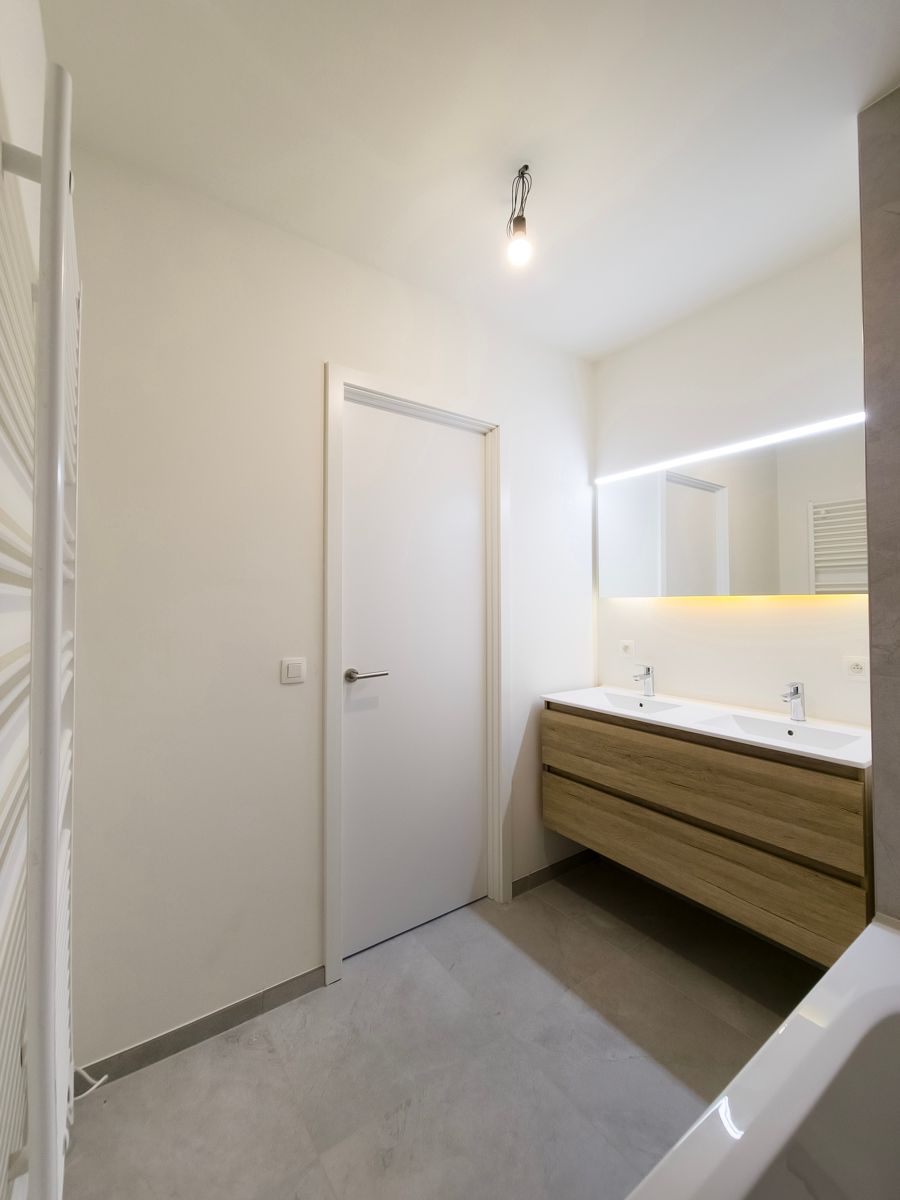 Rustig en comfortabel 2slpk appt. met zicht op park  foto 13