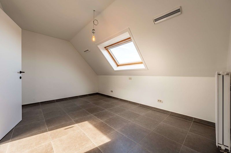 Prachtig, instapklaar, centraal gelegen 2-slpk appartement TE KOOP in ST-ELOOIS-VIJVE. foto 10