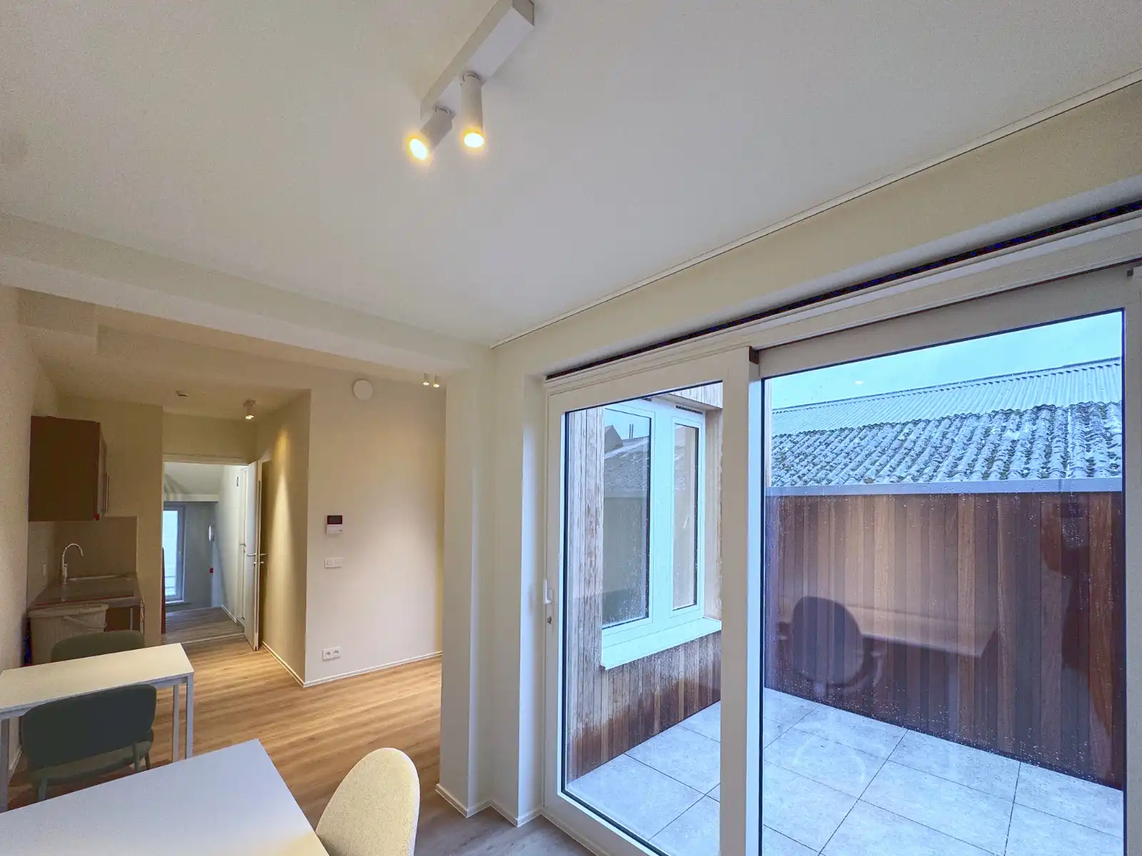 Mooi gerenoveerde studio met terras foto 11