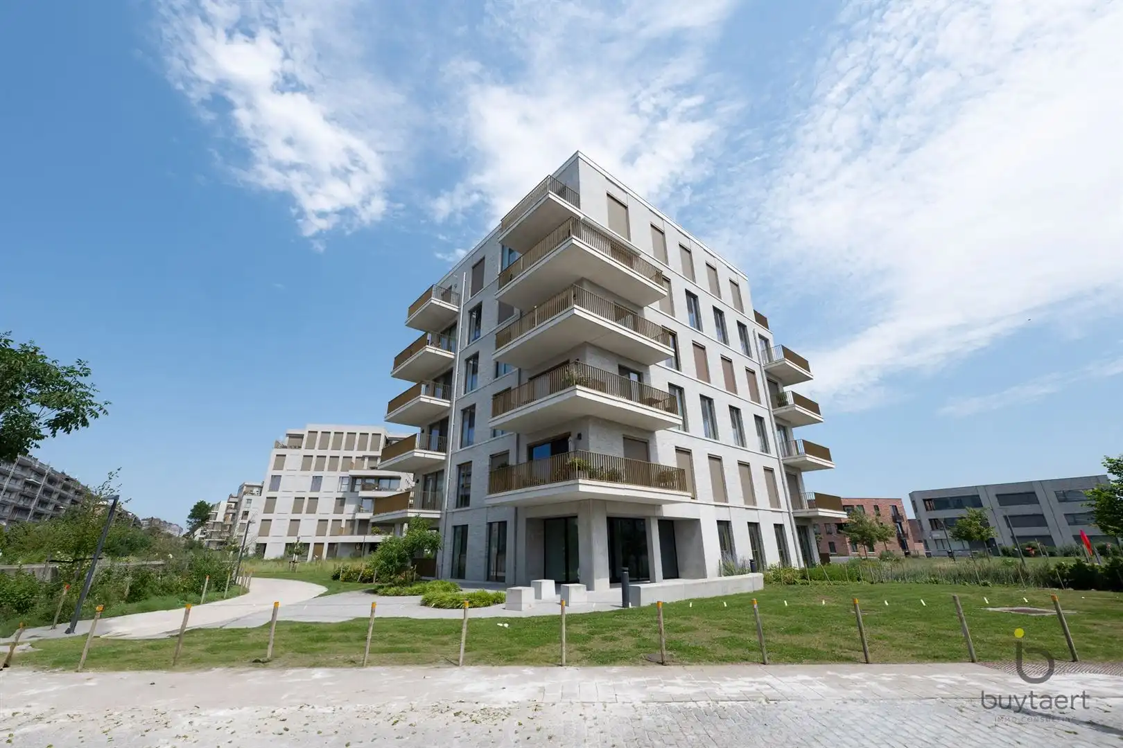 WONEN IN STIJL: een knap 2-slaapkamer appartement op de 3de verdieping met terras te Deurne-Zuid! foto {{pictureIndex}}