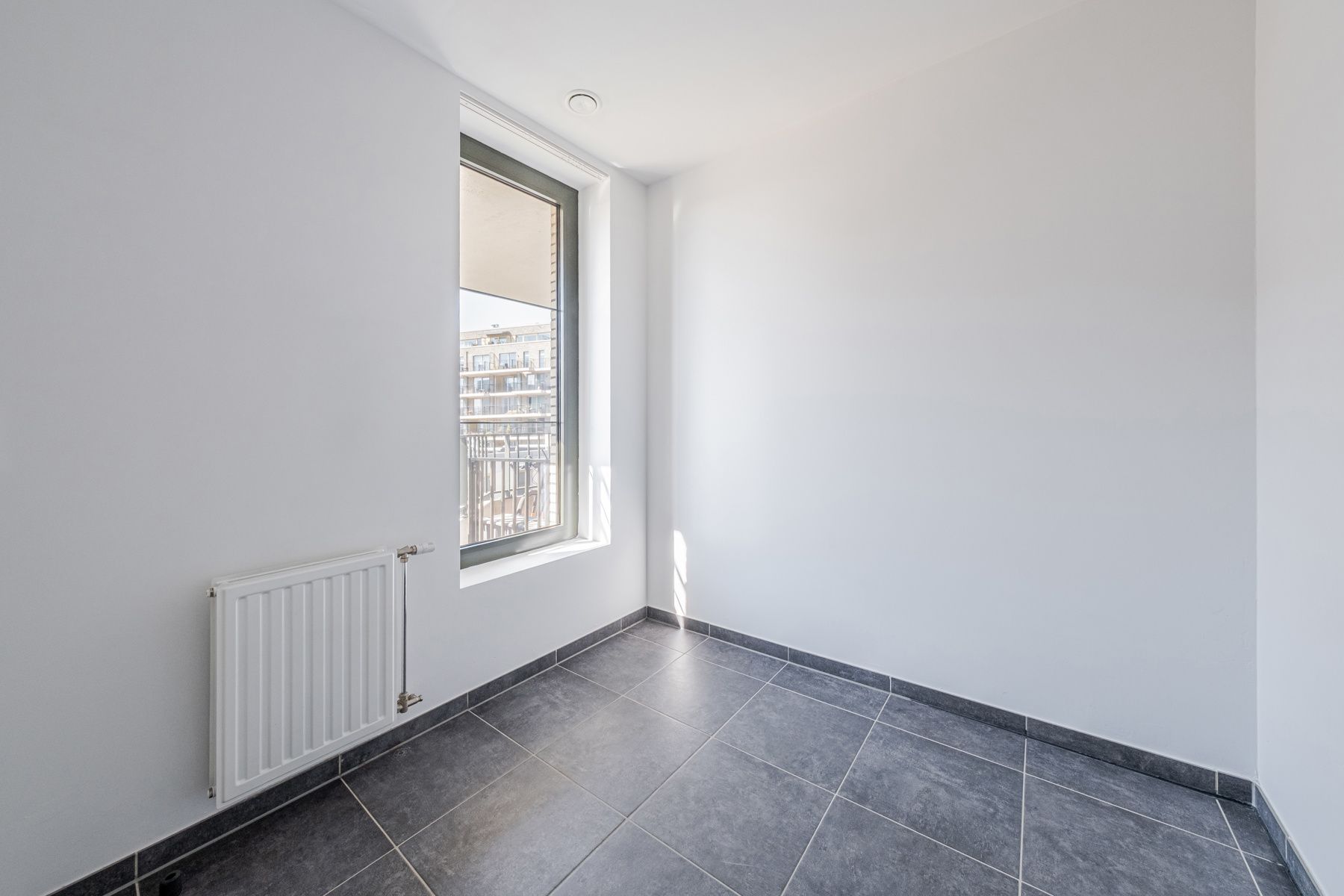 Modern 2slpk appartement met terras foto 7