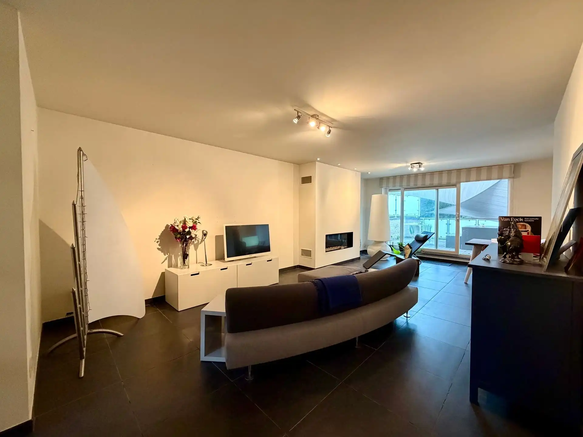 Ruim wonen op een toplocatie in Lanklaar met alle comfort, 2 terrassen en garagebox inbegrepen. foto 3
