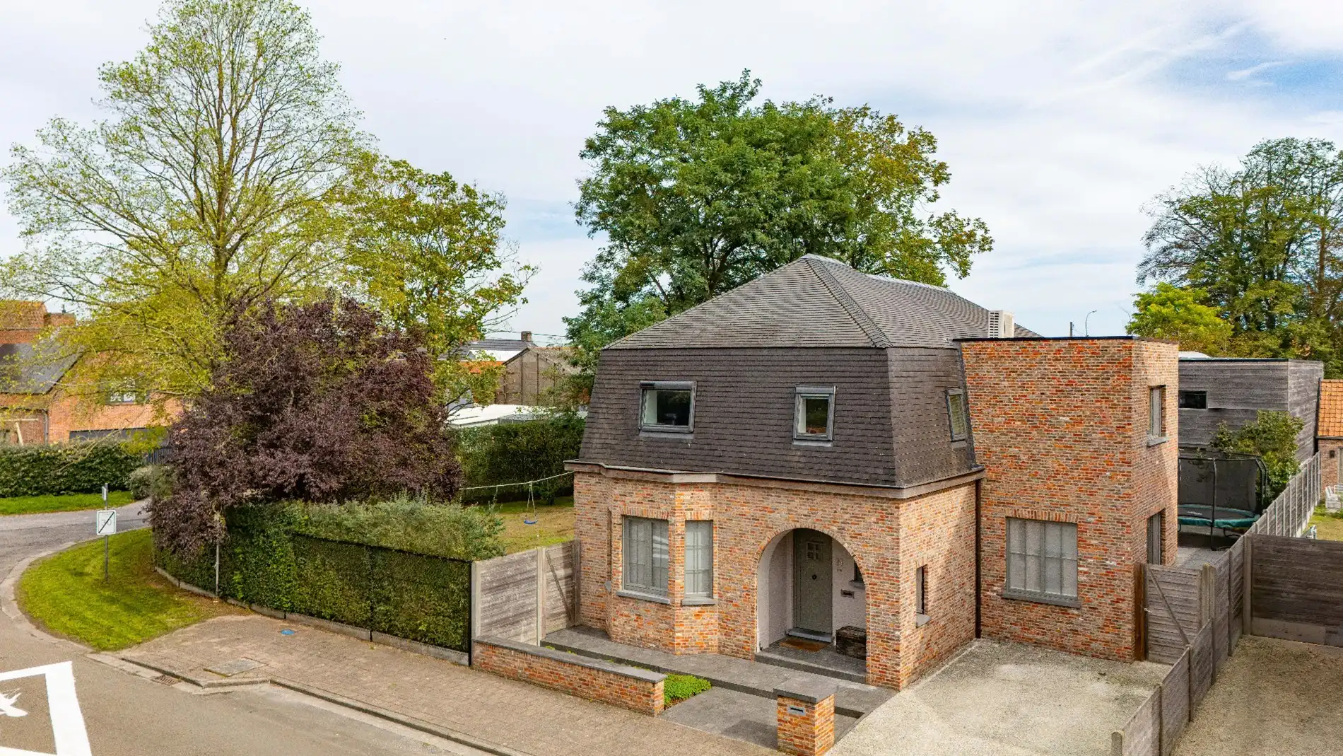 WONING (240 m²) met LOODS (143 m²) op HOEKPERCEEL VAN 1.027 m² foto 5