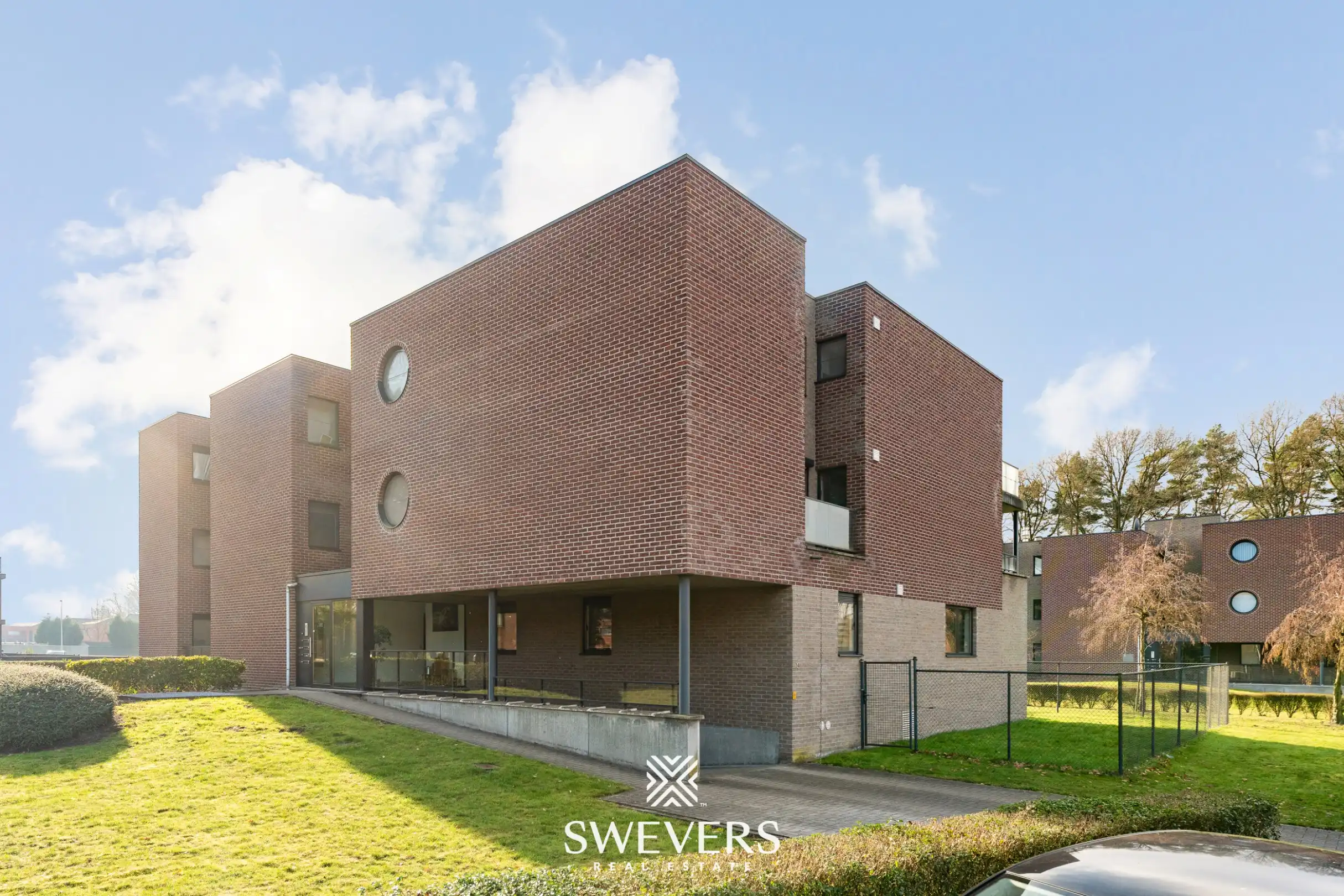 Ruim instapklaar appartement met 3 slaapkamers, zonnig terras en ondergrondse parking te Genk (EPC: A) foto 3