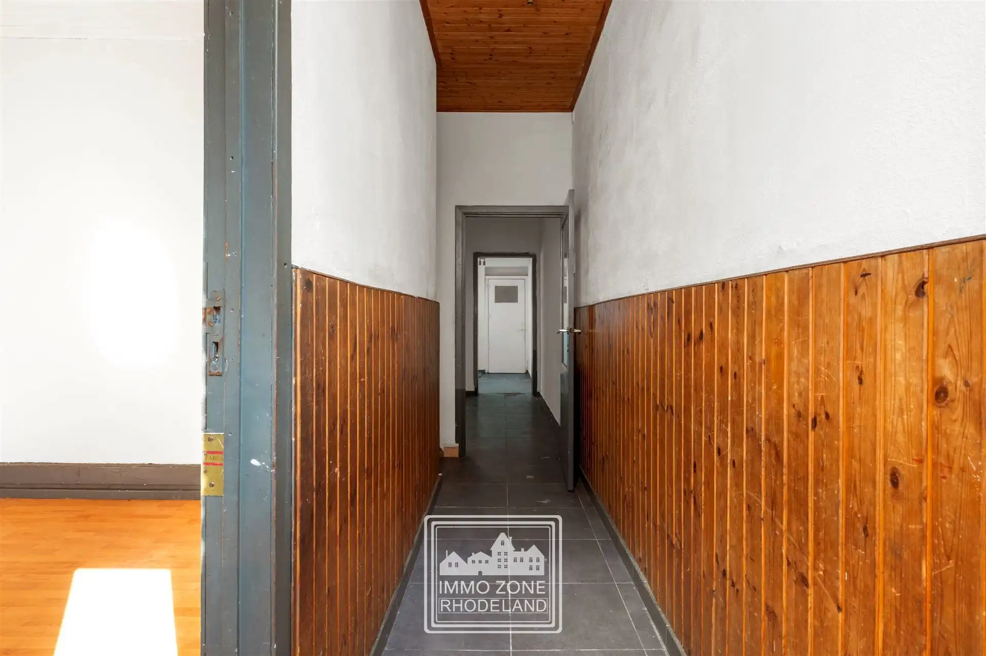 Gunstig gelegen te renoveren woning met veel potentieel foto 2