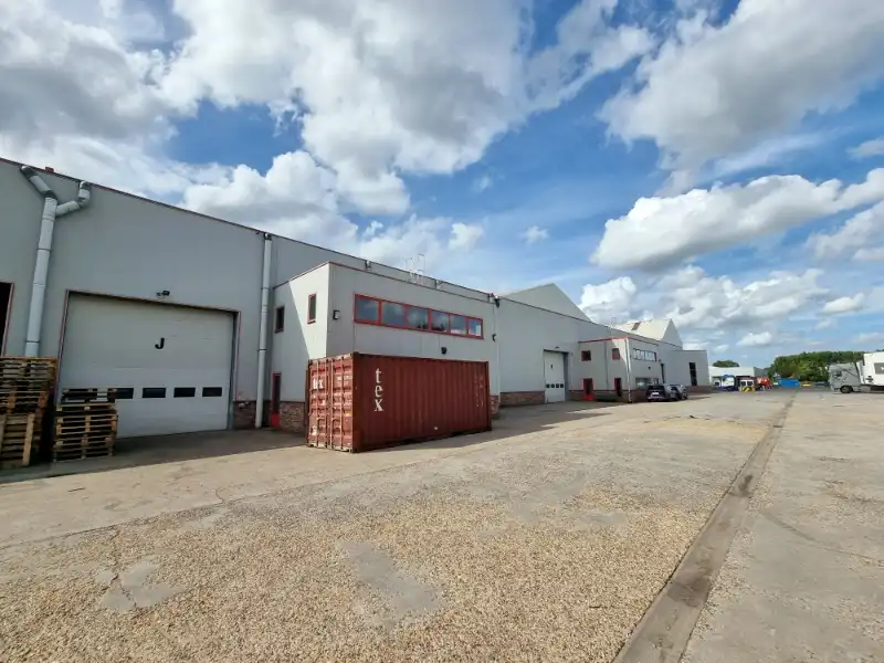 Magazijnen met kantoorruimte te huur foto {{pictureIndex}}