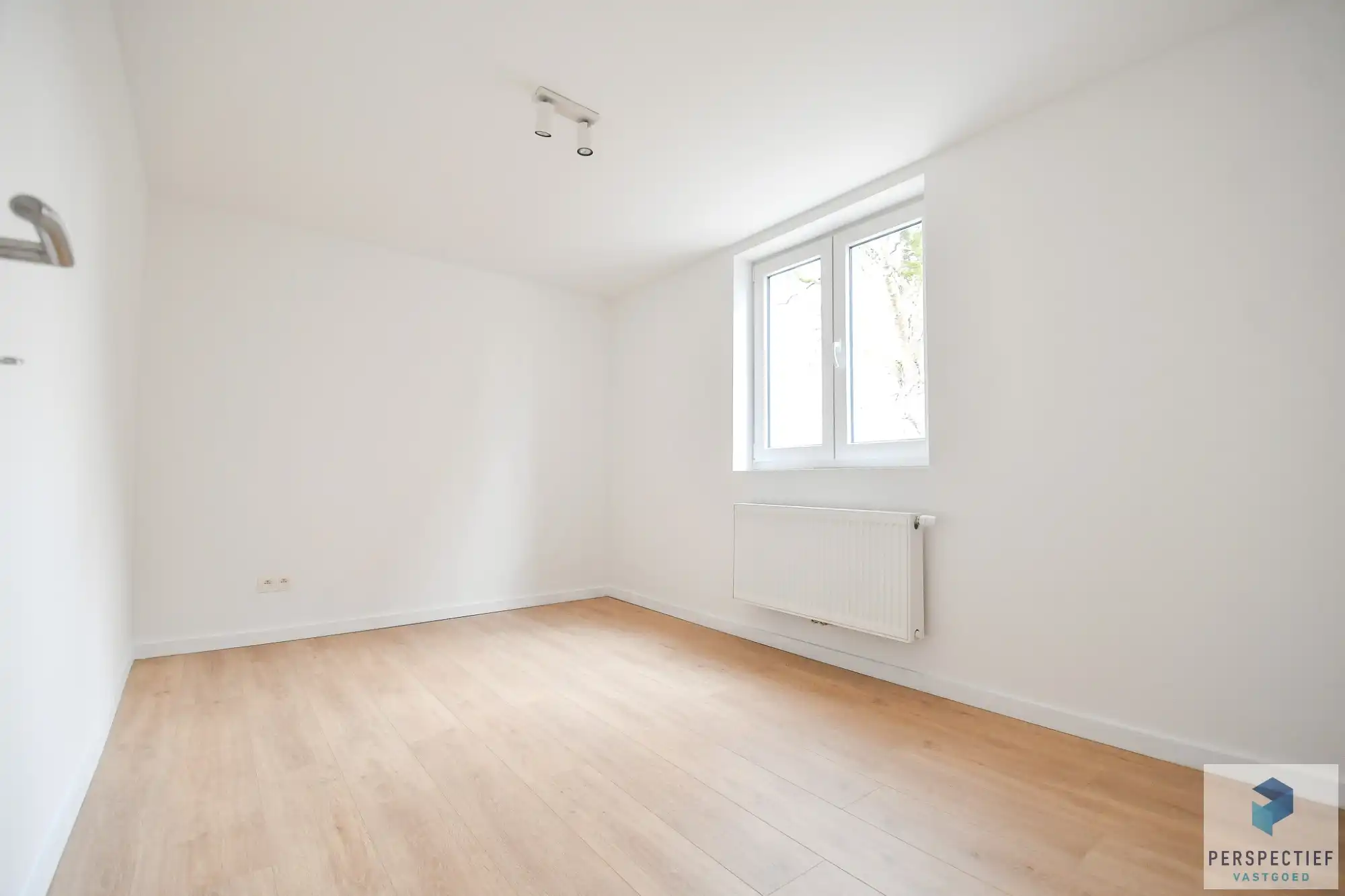 Vernieuwde woning met 3 slaapkamers en ZONGERICHTE tuin met uitweg en GROTE GARAGE foto 12