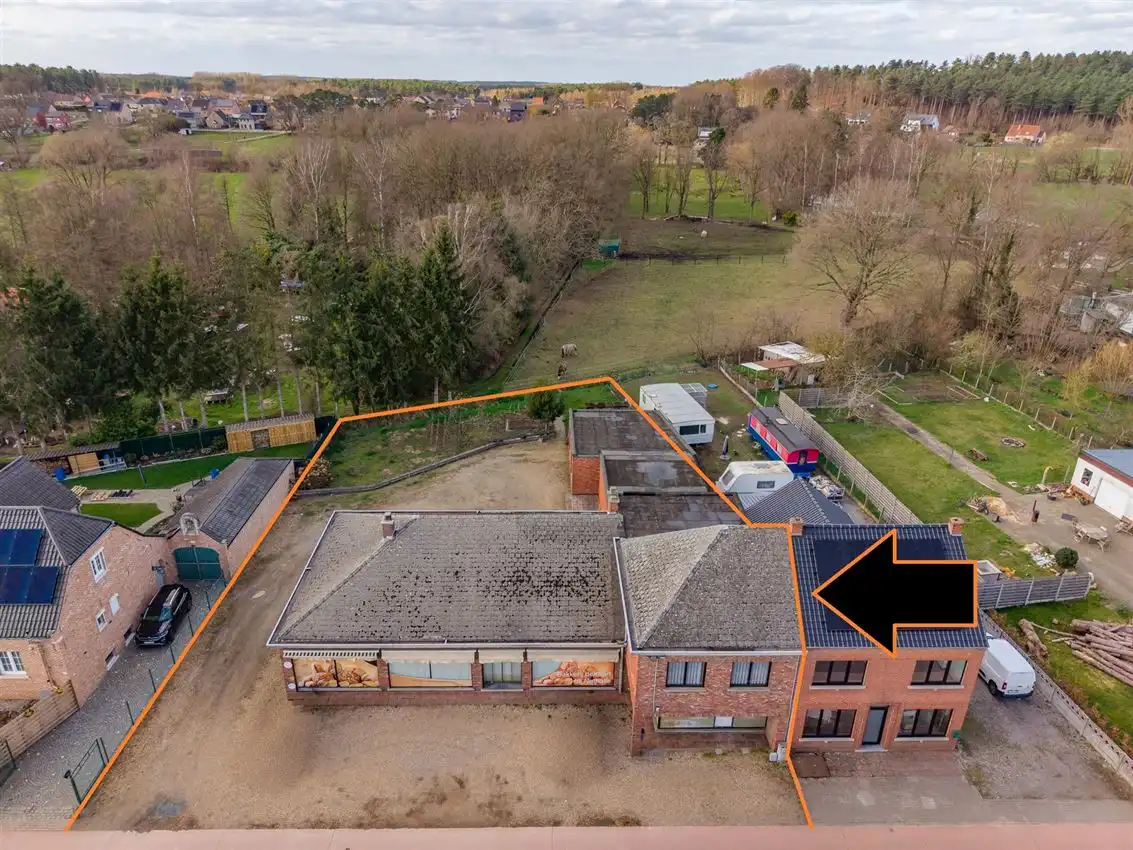 Handspand met ruime woonst en magazijn foto 2