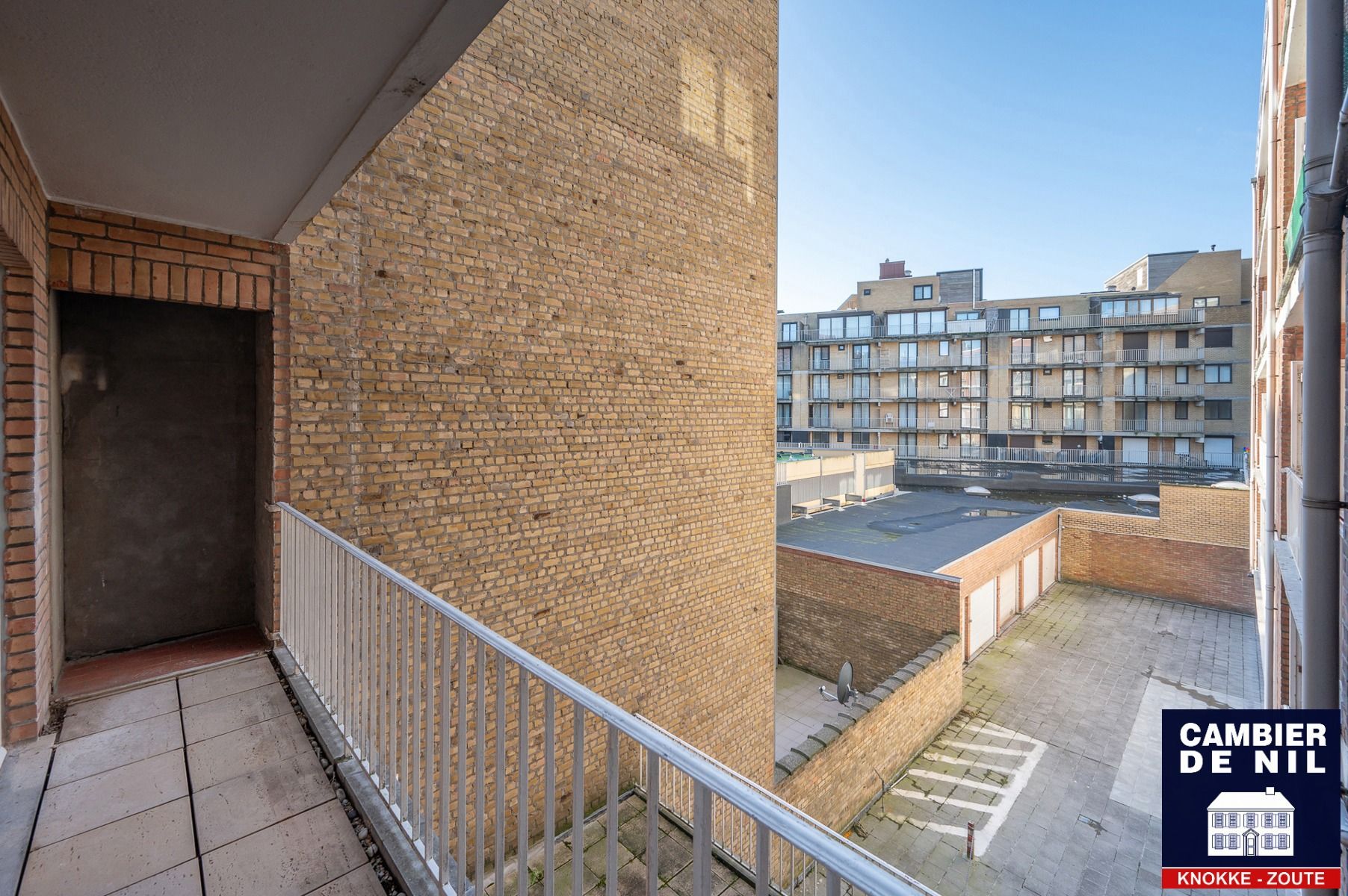 Mooi vernieuwd appartement op enkele stappen  van het strand foto 18