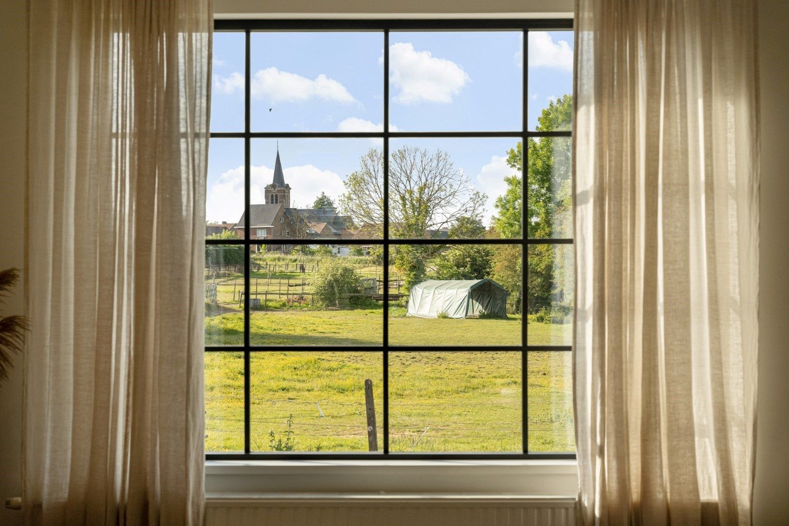 Knap en zeer grondig gerenoveerde halfvrijstaande woning met 4 slaapkamers en tuin in het mooie landelijke Jesseren foto 12