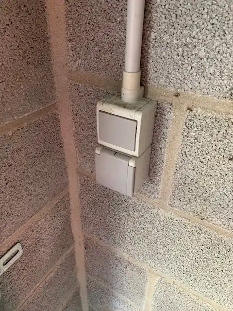 Gesloten garagebox op gelijkvloers, met elektriciteit en verlichting foto 9