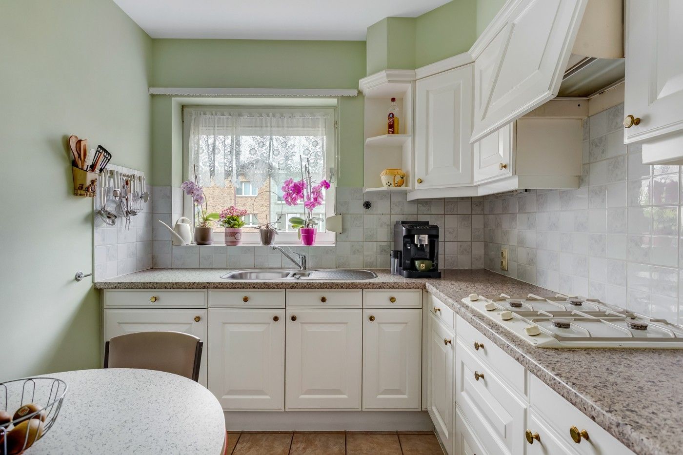 Keurig, riant appt. op 1e verd. met lift, 2 slpk., balkon en ondergrondse staanplaats foto 9