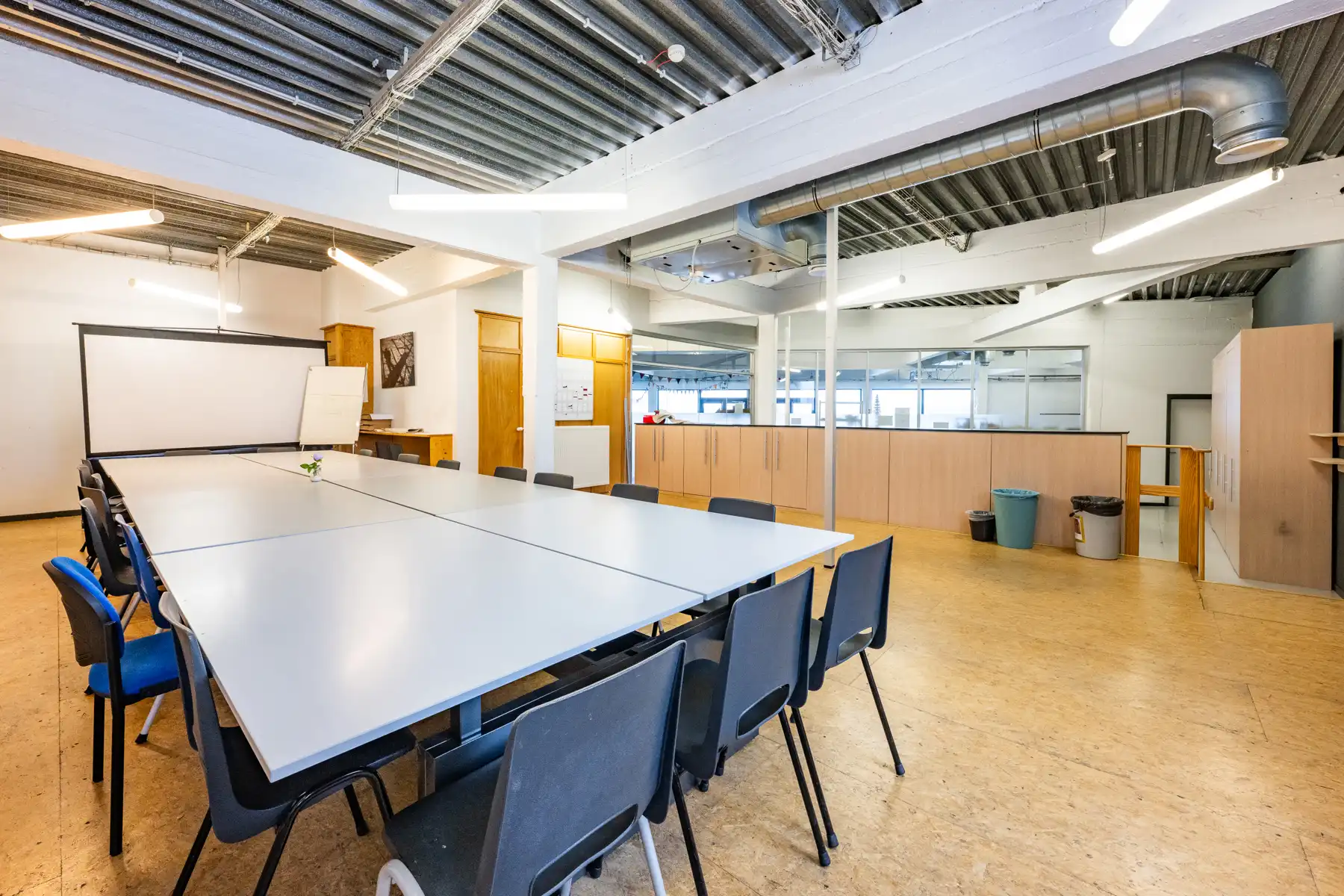 Ruim en veelzijdig bedrijfspand met parking en opslag foto 61