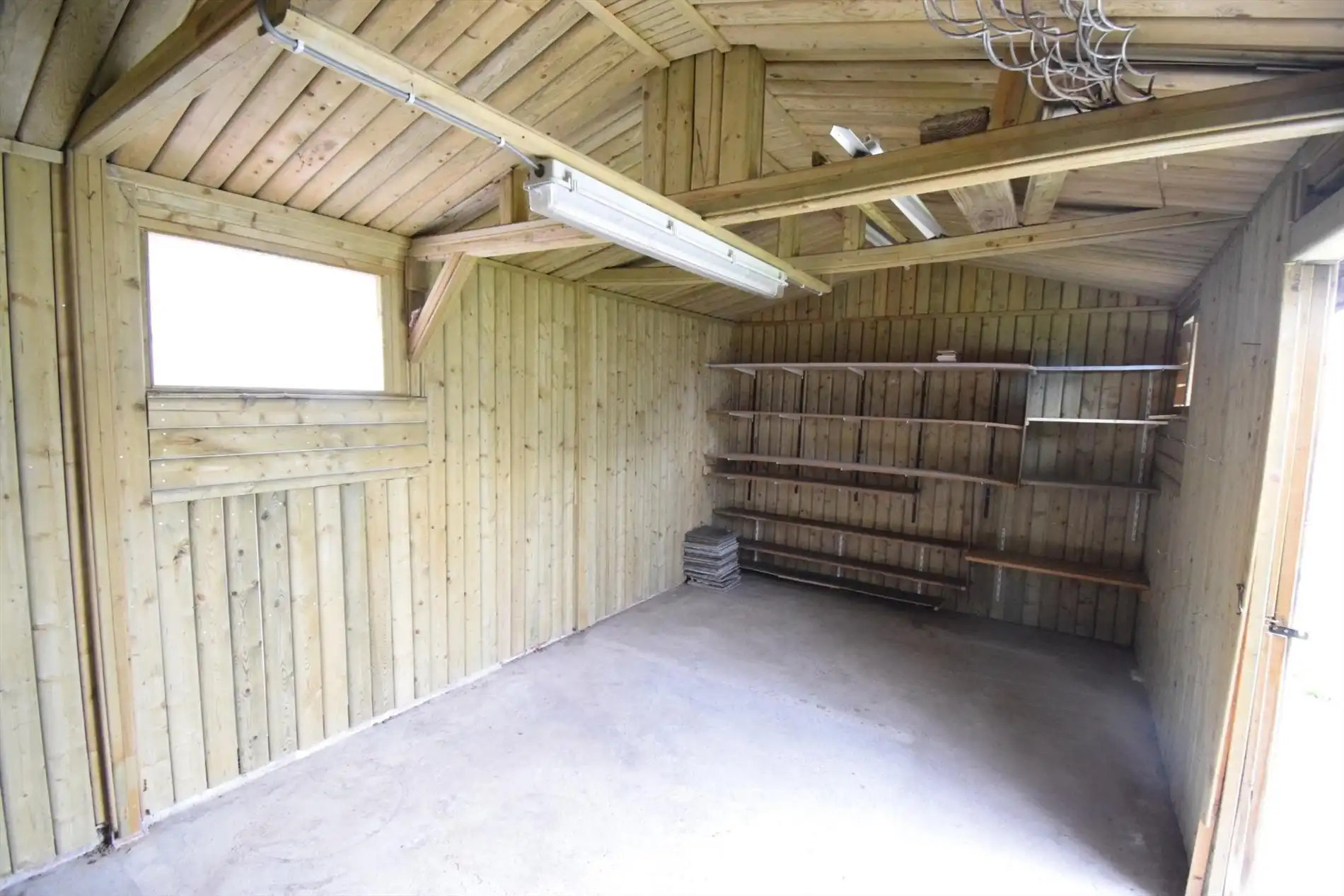 BUNGALOW MET MOOIE TUIN EN GARAGE foto 11