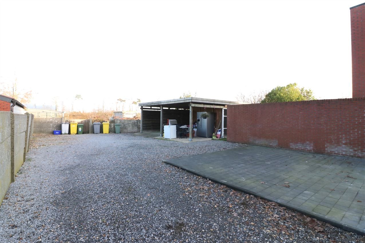 Woning met 2 slpk, terras, autostaanplaats onder de carport foto 27