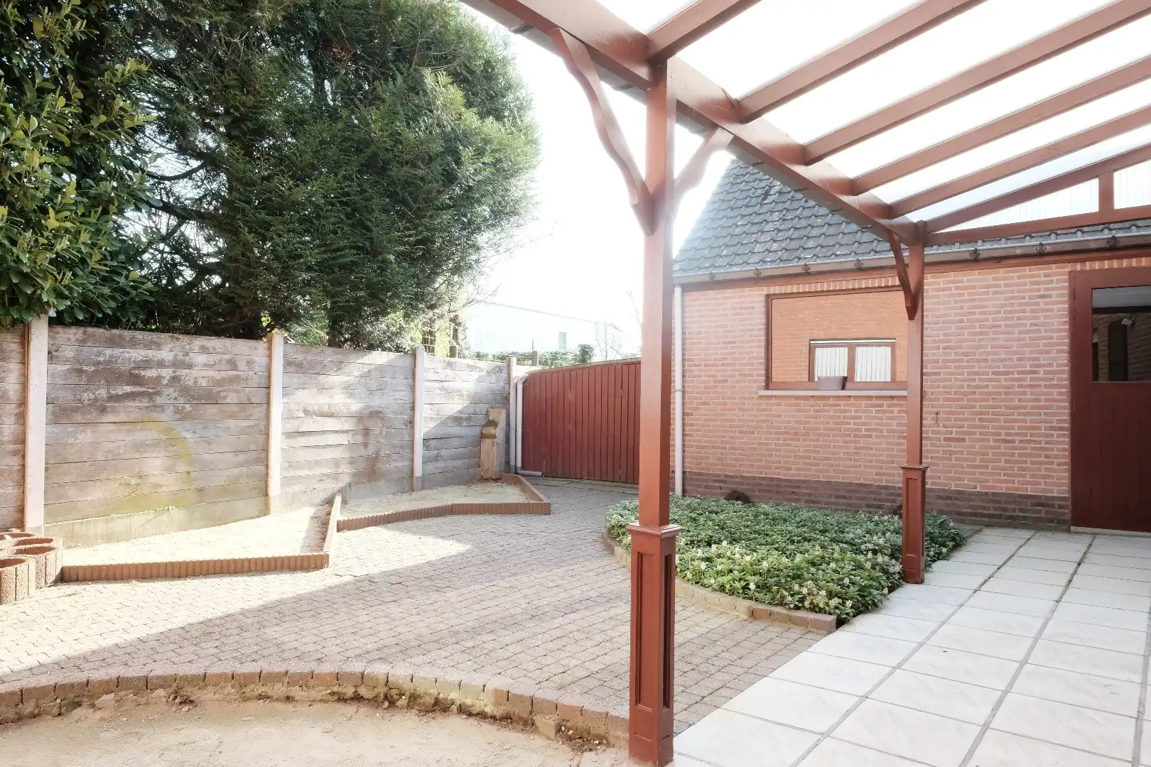 Ruime halfopen woning met 5 slaapkamers, 2 garages en zuidgerichte tuin foto 28