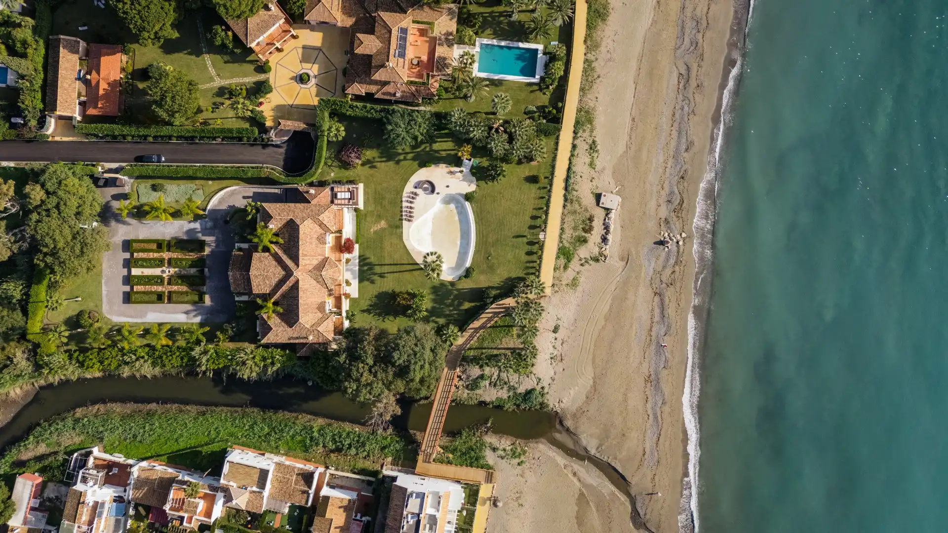 Eerste lijn strand villa in El Paraíso Barronal, Estepona. foto {{pictureIndex}}