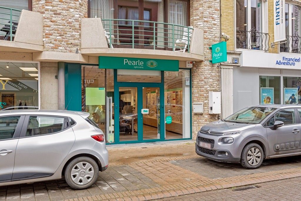 VEURNE: Commercieel gelegen investeringspand, handelsgelijkvloers van ca 120m² met terras in dé winkelstraat in het historisch centrum van Veurne (verhuurd). foto {{pictureIndex}}