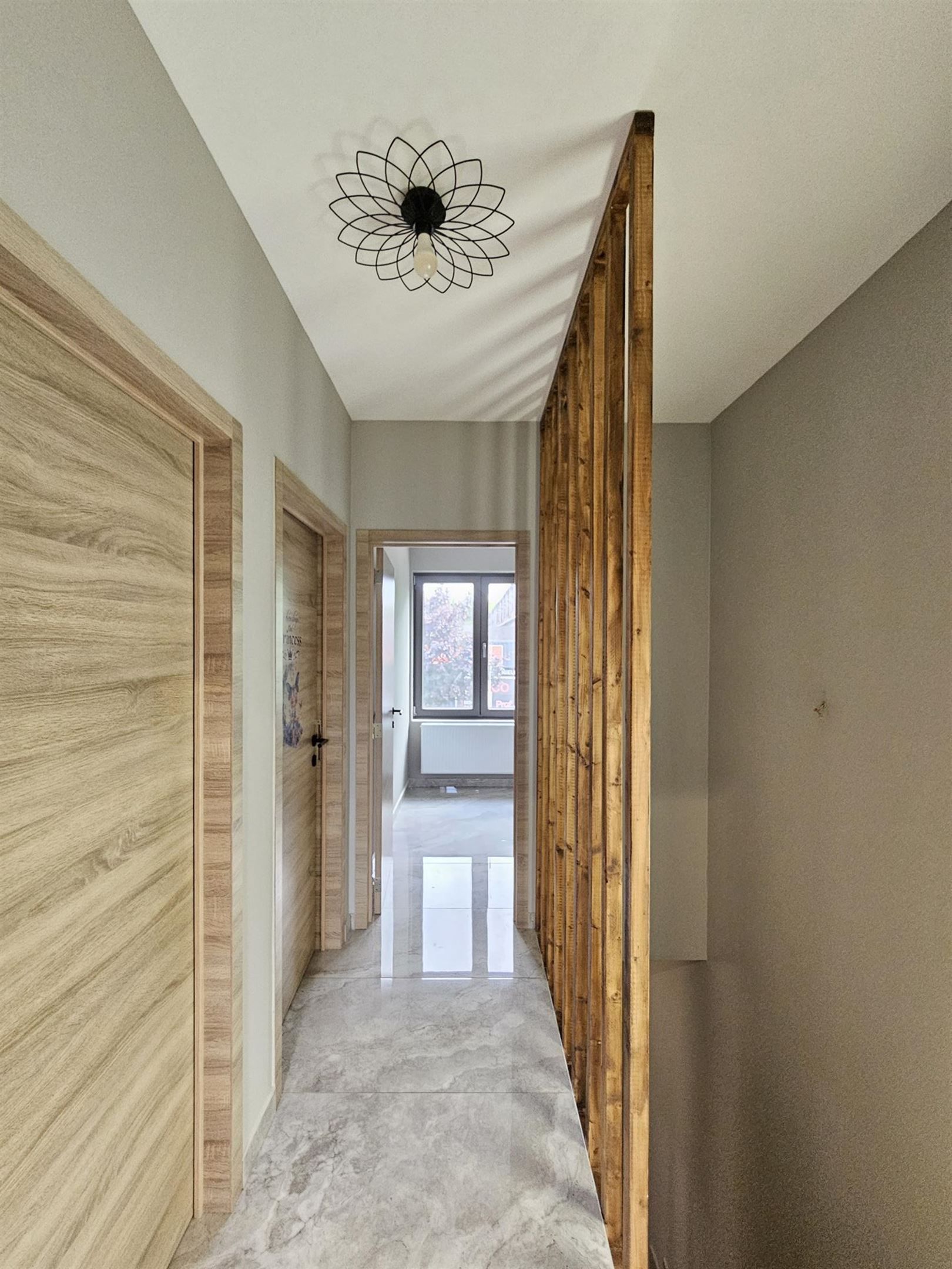 Modern ingerichte woning met optioneel aangrenzende bouwgrond. foto 11