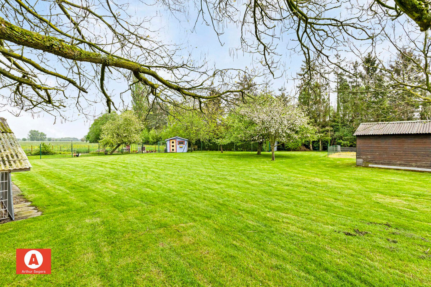 Villa met 4 slaapkamers en fenomenale tuin op 26a 77ca foto 1