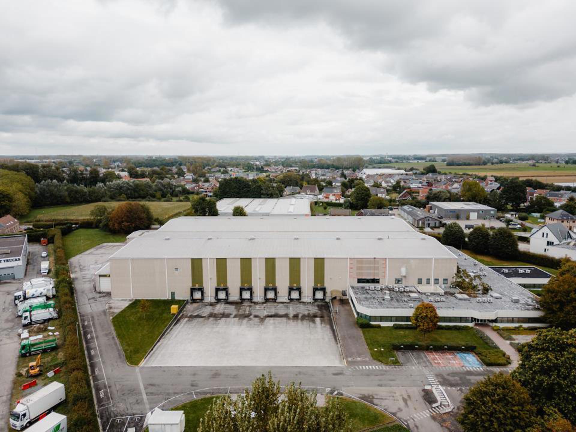 TE HUUR Logistiek bedrijfsgebouw foto 1