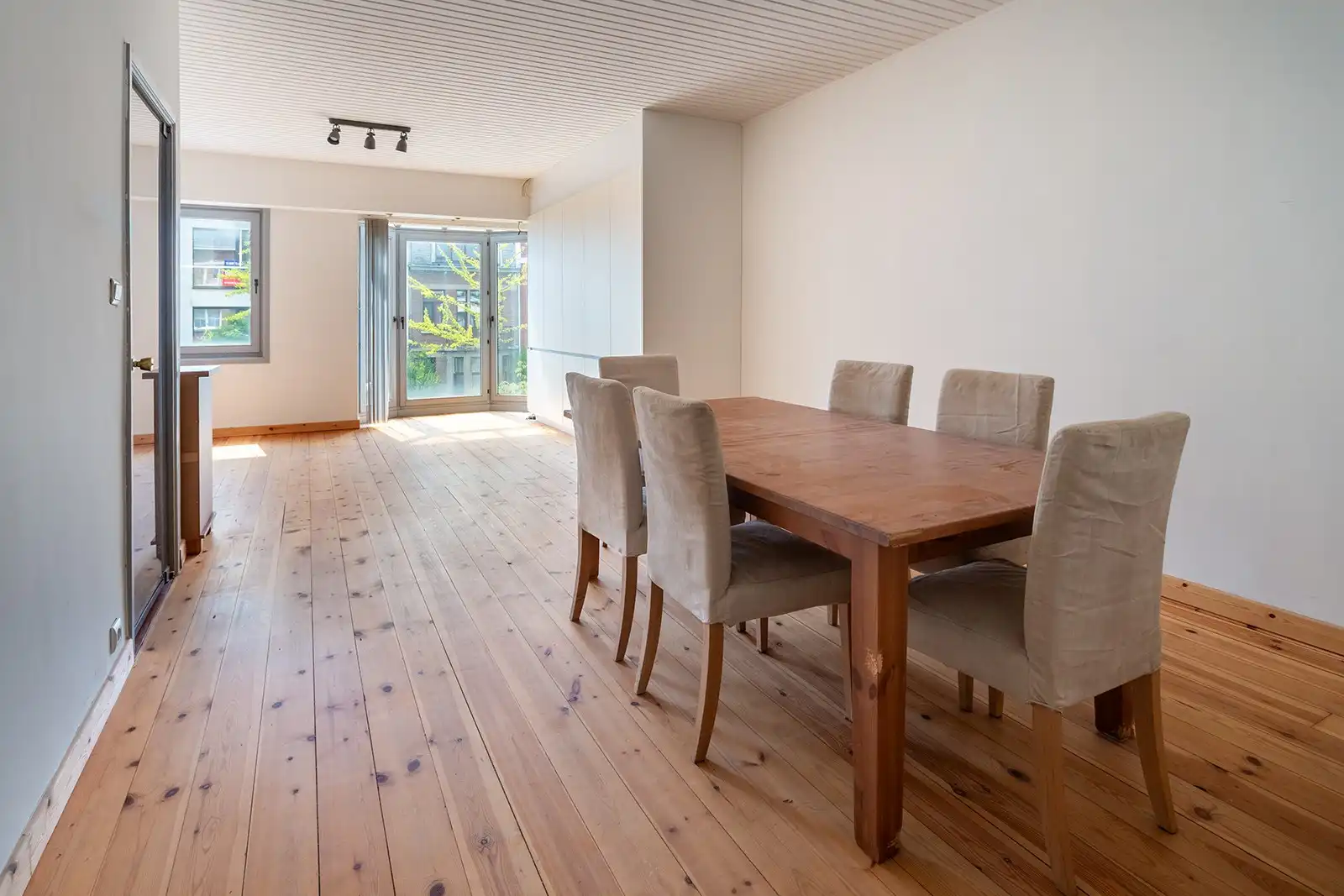Lichtrijke bel-etagewoning met dubbele garage en ruime tuin foto 13