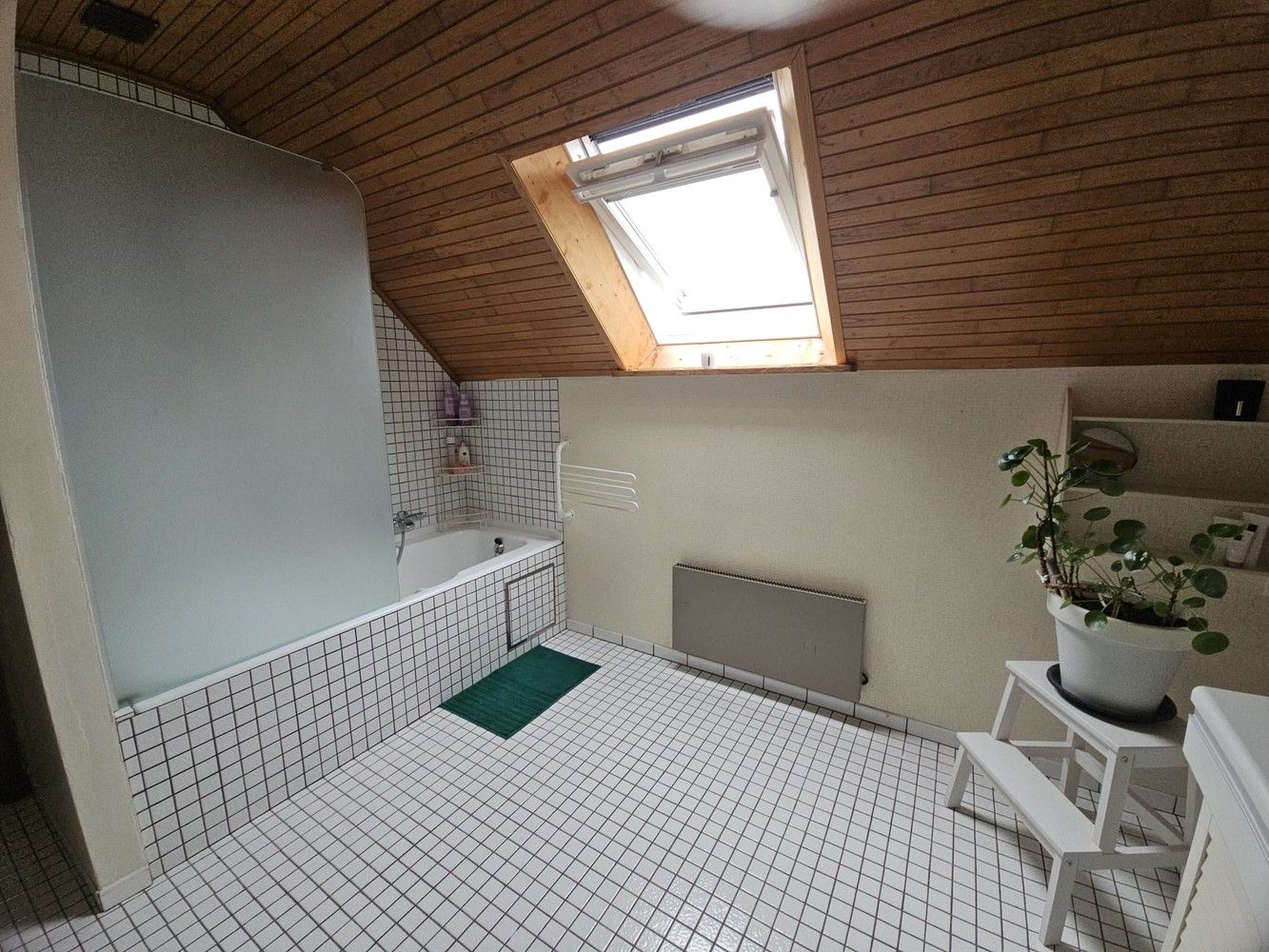 Karaktervol landhuis met bijgebouw op mooi, breed perceel met een opp. van 30a32ca foto 22