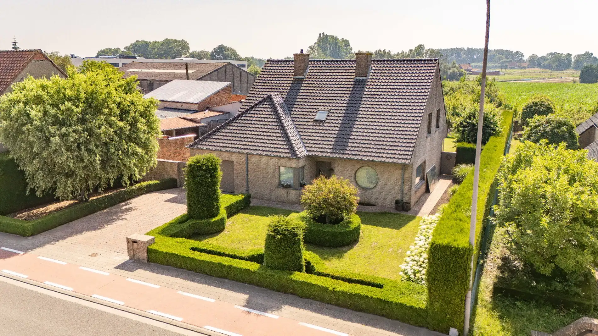 RUIME INSTAPKLARE VILLA MET LANDELIJK ZICHT TE KOOLSKAMP foto {{pictureIndex}}