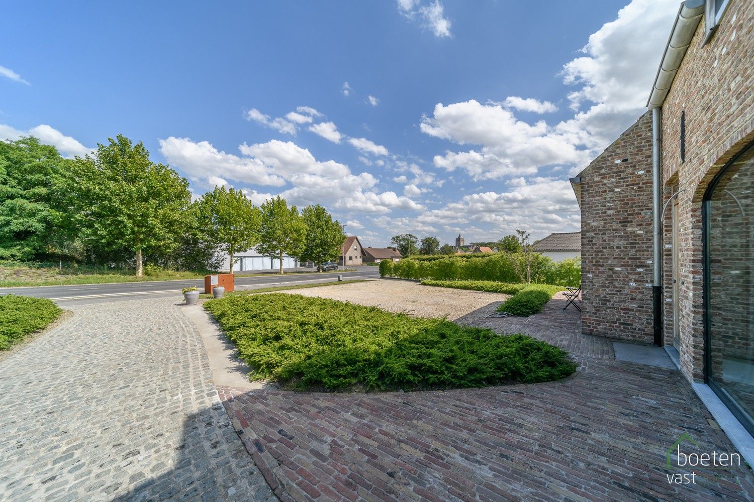 Beveren aan de IJzer: Karaktervol en rustiek landhuis met 4 slpks, warm & sfeervol interieur en ruime tuin op 13a 65ca totale grondopp. foto 3