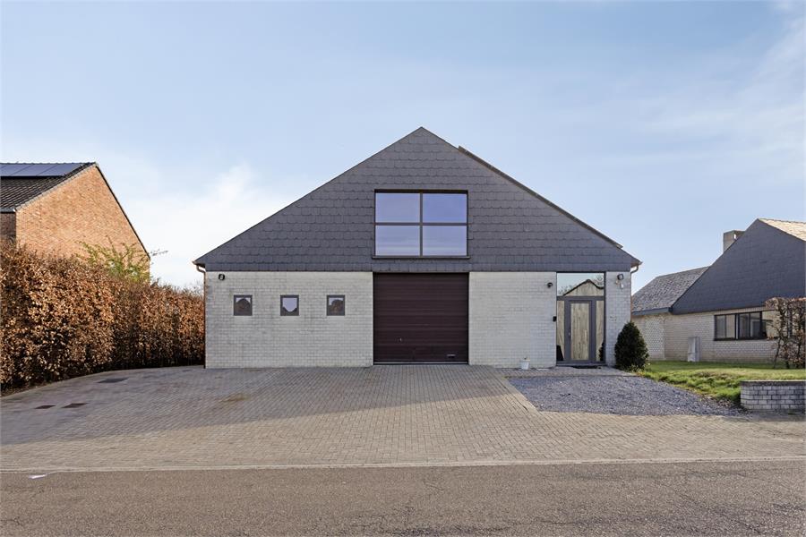Woonst met magazijn en kantoorruimte te Heppen foto {{pictureIndex}}
