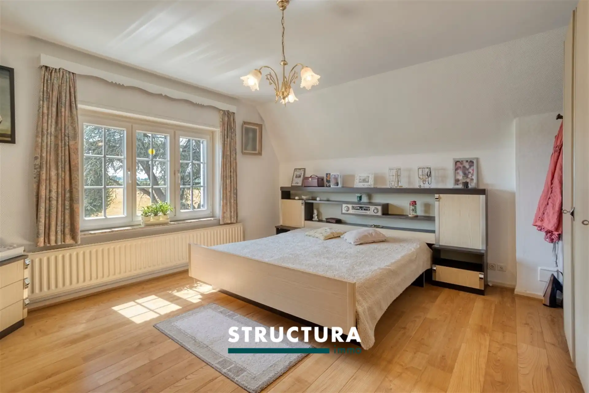 Villa met grote loods, omgeven door groen  foto 18