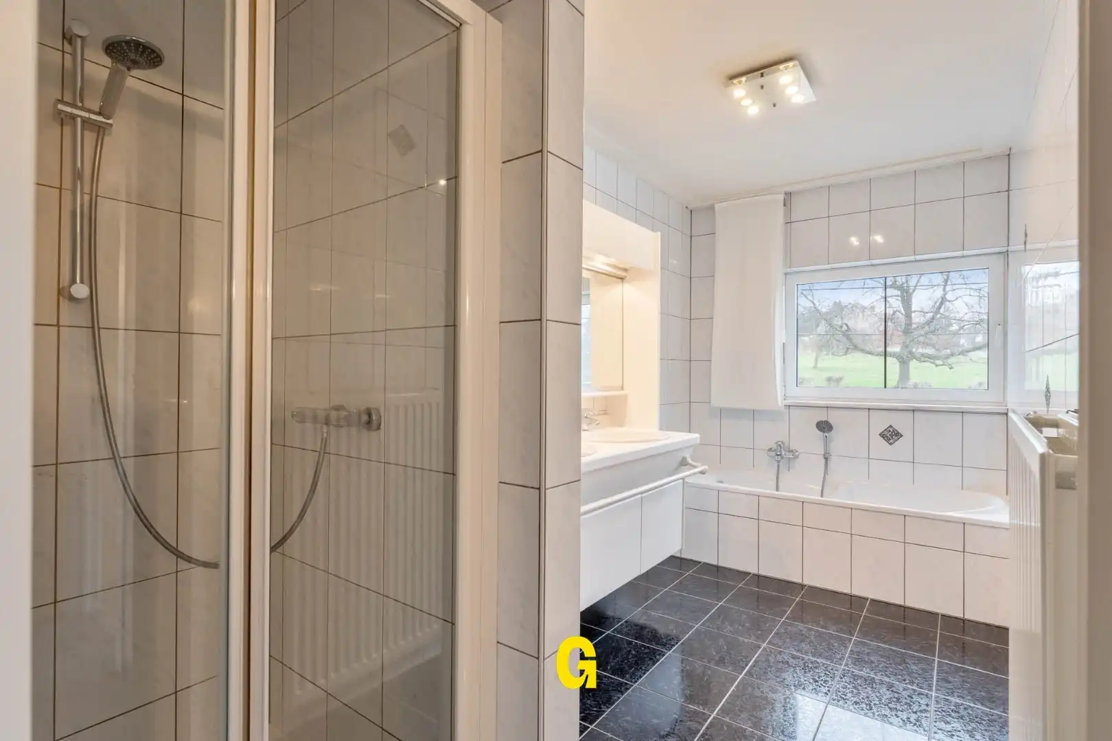 Knappe halfopen woning met zuidwest gerichte tuin met zwembad, rustig gelegen te Kleine Spouwen foto 18