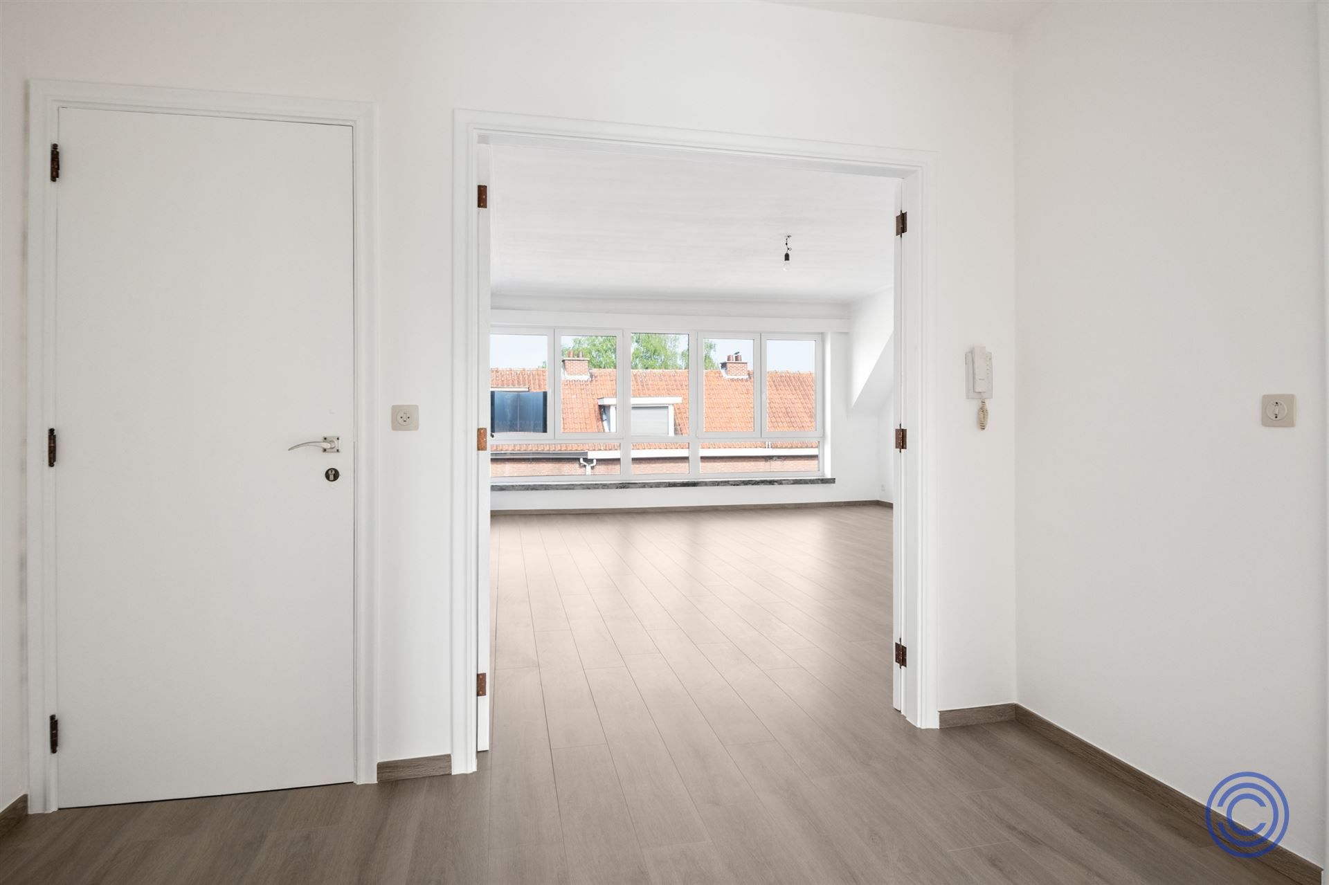 Volledig gerenoveerd 2-slp appartement met zonnig terras! foto 11