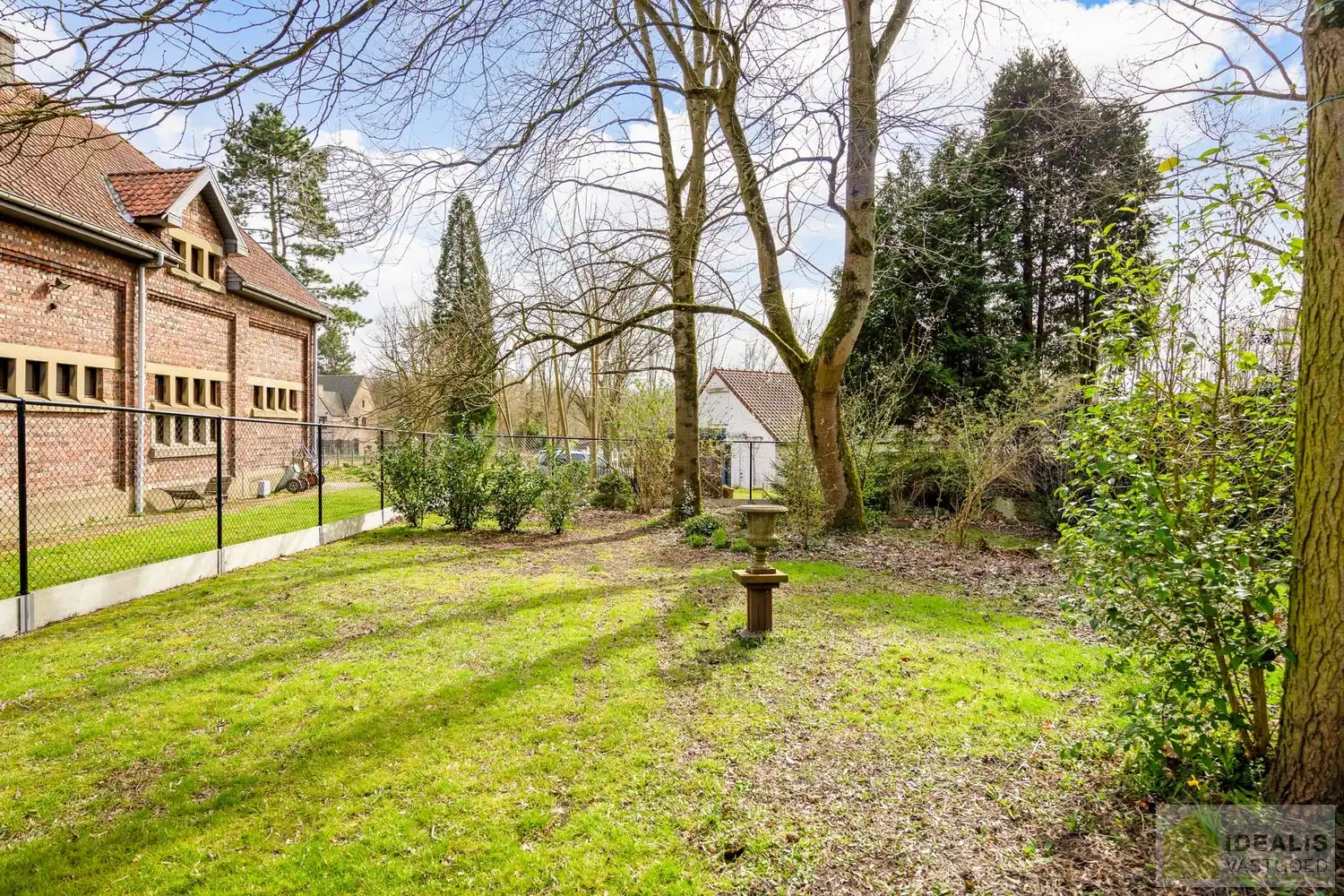 STATIG, STRAK EN UITERST RUIM COMPLEX MET HOOGSTAANDE AFWERKING EN OOG VOOR DETAIL. MOMENTEEL VOORZIEN VAN 3 SLAAPKAMERS, RIANTE LEEFRUIMTES ÉN UNIEKE LANDSCAPE KANTOORRUIMTES OP RESIDENTIËLE DOCH GUNSTIGE LOCATIE!! Dit exclusieve complex omvat maar liefst +-400m² netto bewoonbare oppervlakte! Kenmerkend aan dit statige pand is de unieke voorgevel die bezet is met keramische kunst van Pieter Stockmans. Gelegen op een residentiële locatie in een rustige woonstraat doch op enkele minuten van het centrum van Genk! foto 56