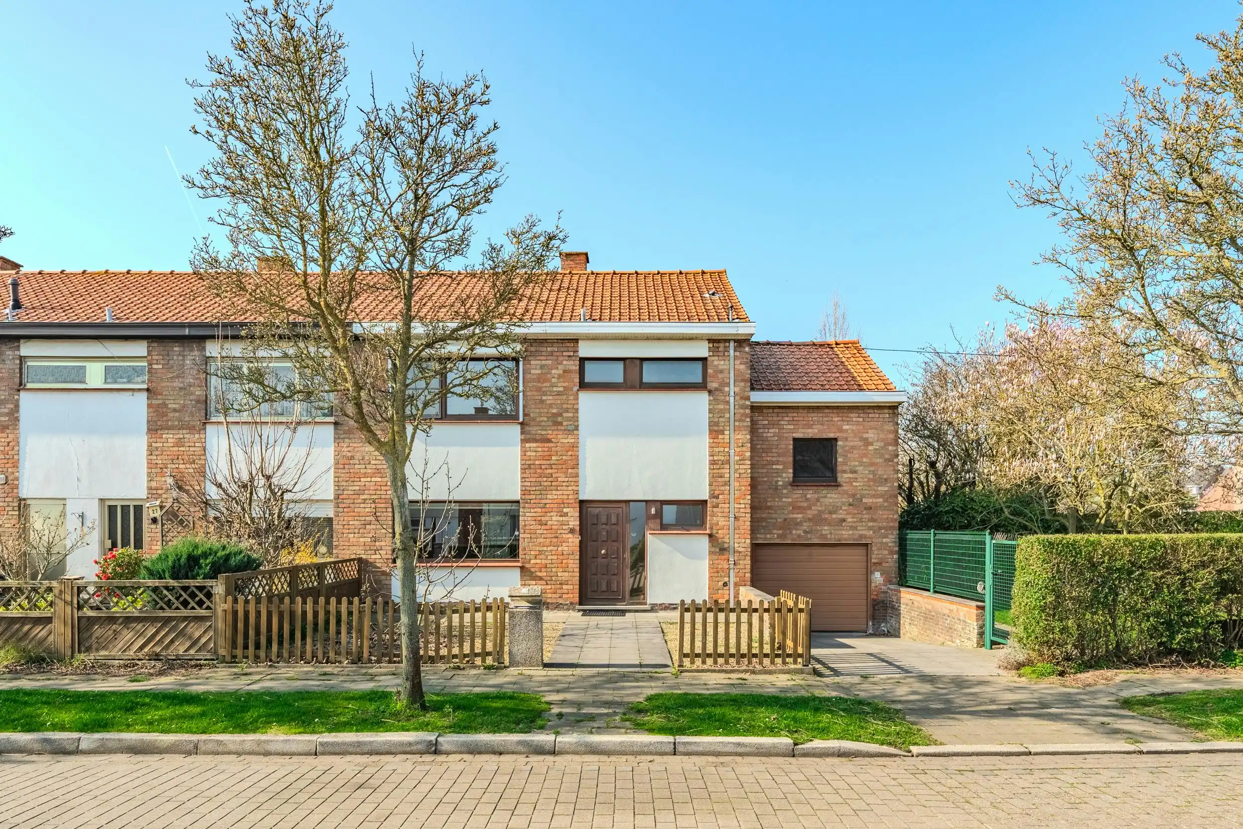 Hoofdfoto van de publicatie: Halfopen woning met 4 slpks en zonnige tuin te Mariakerke