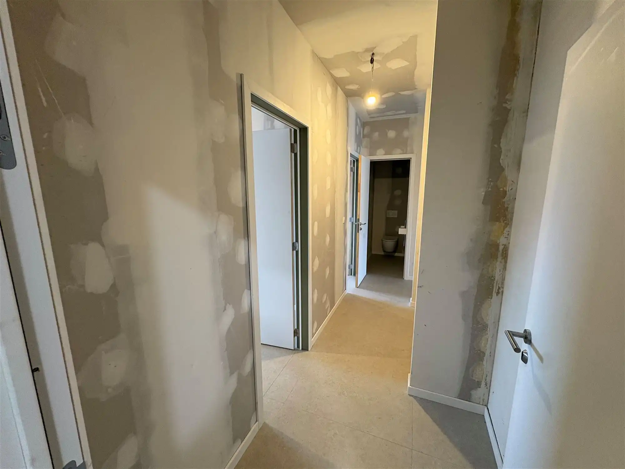 Nieuwbouwappartement met 2 slaapkamers en grote tuin. foto 18