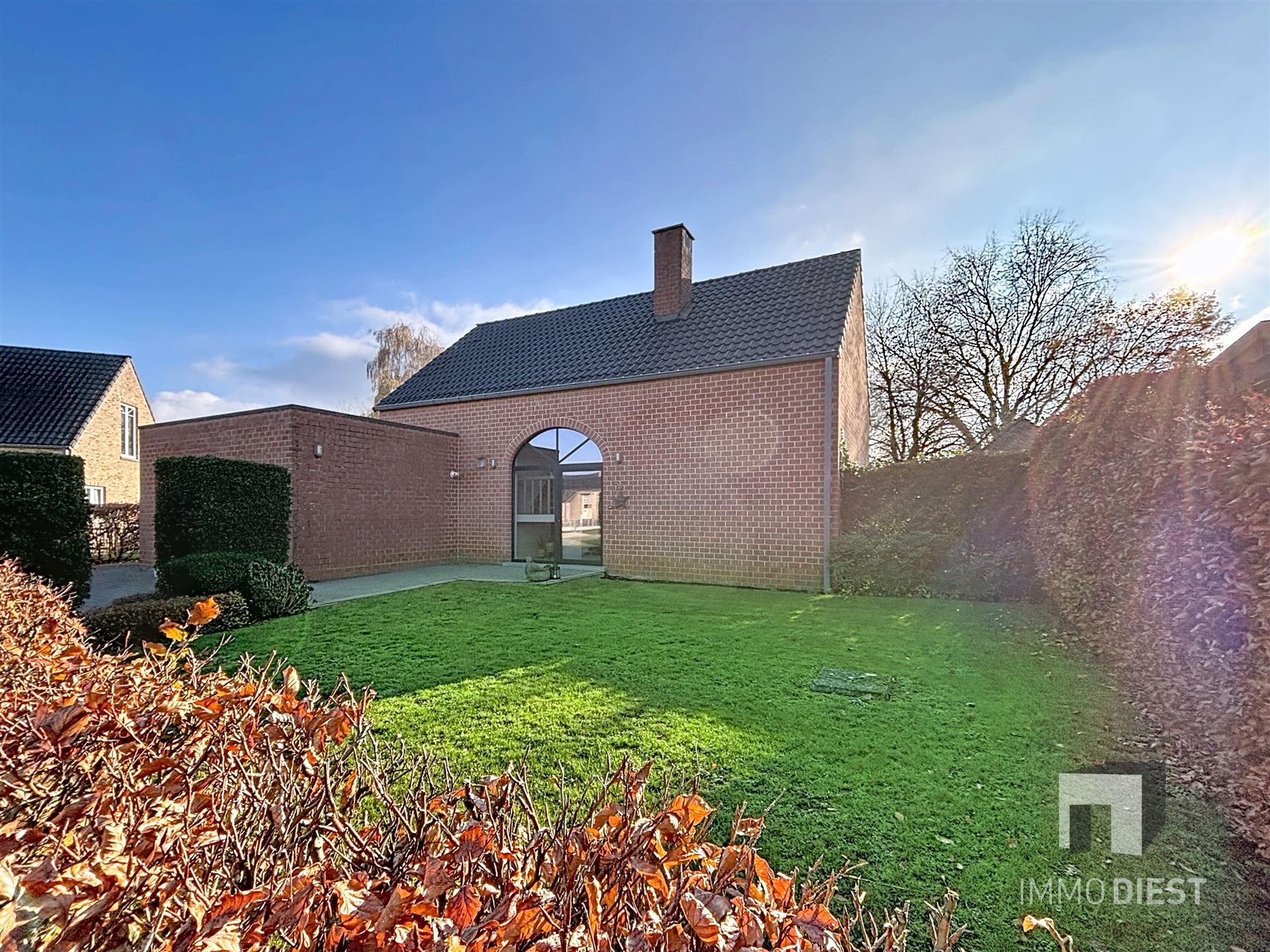 Perfecte gezinswoning in doodlopende straat met 3slpks en een mooie tuin foto {{pictureIndex}}