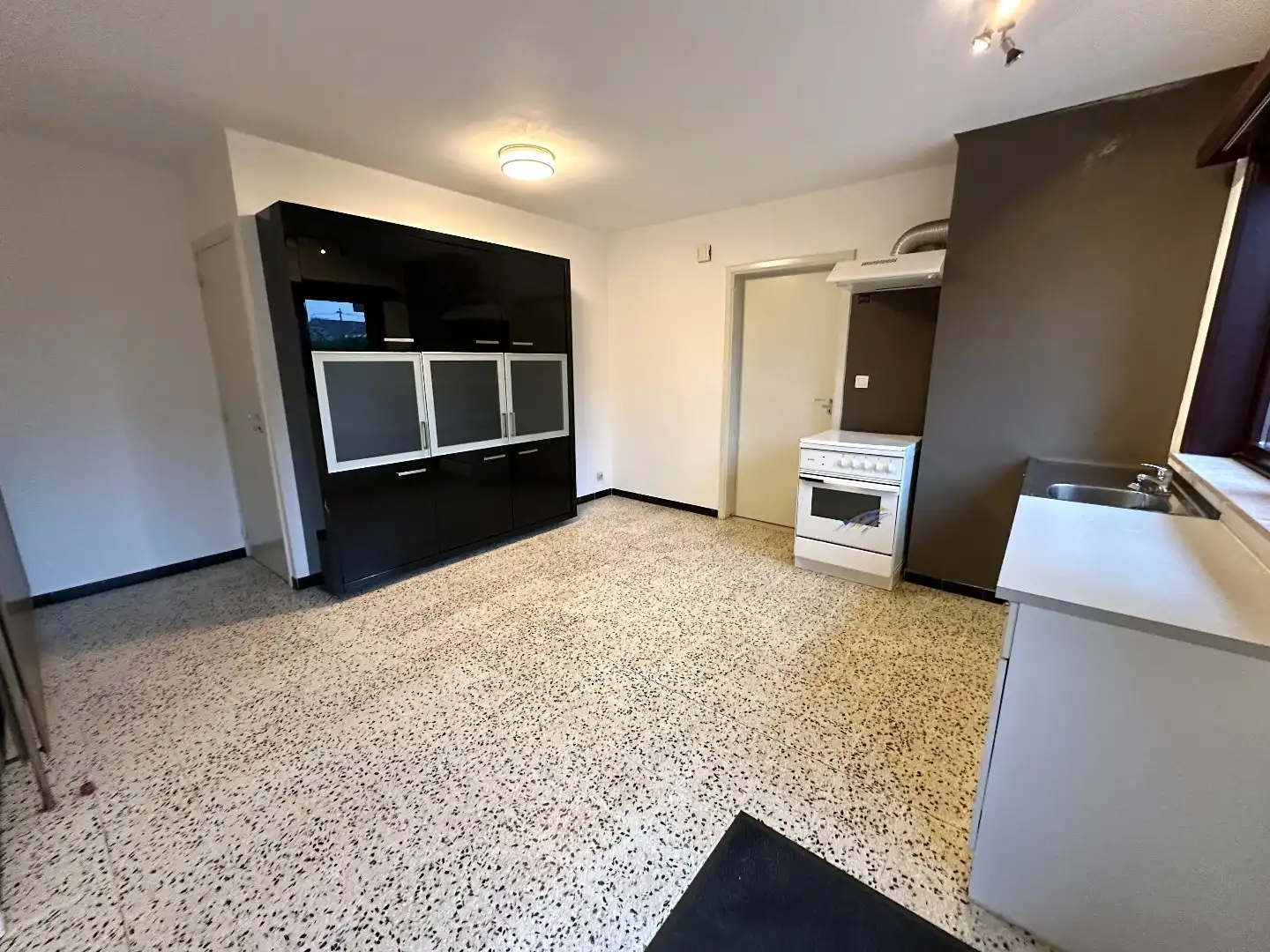 Halfopen woning met ruime tuin foto 7