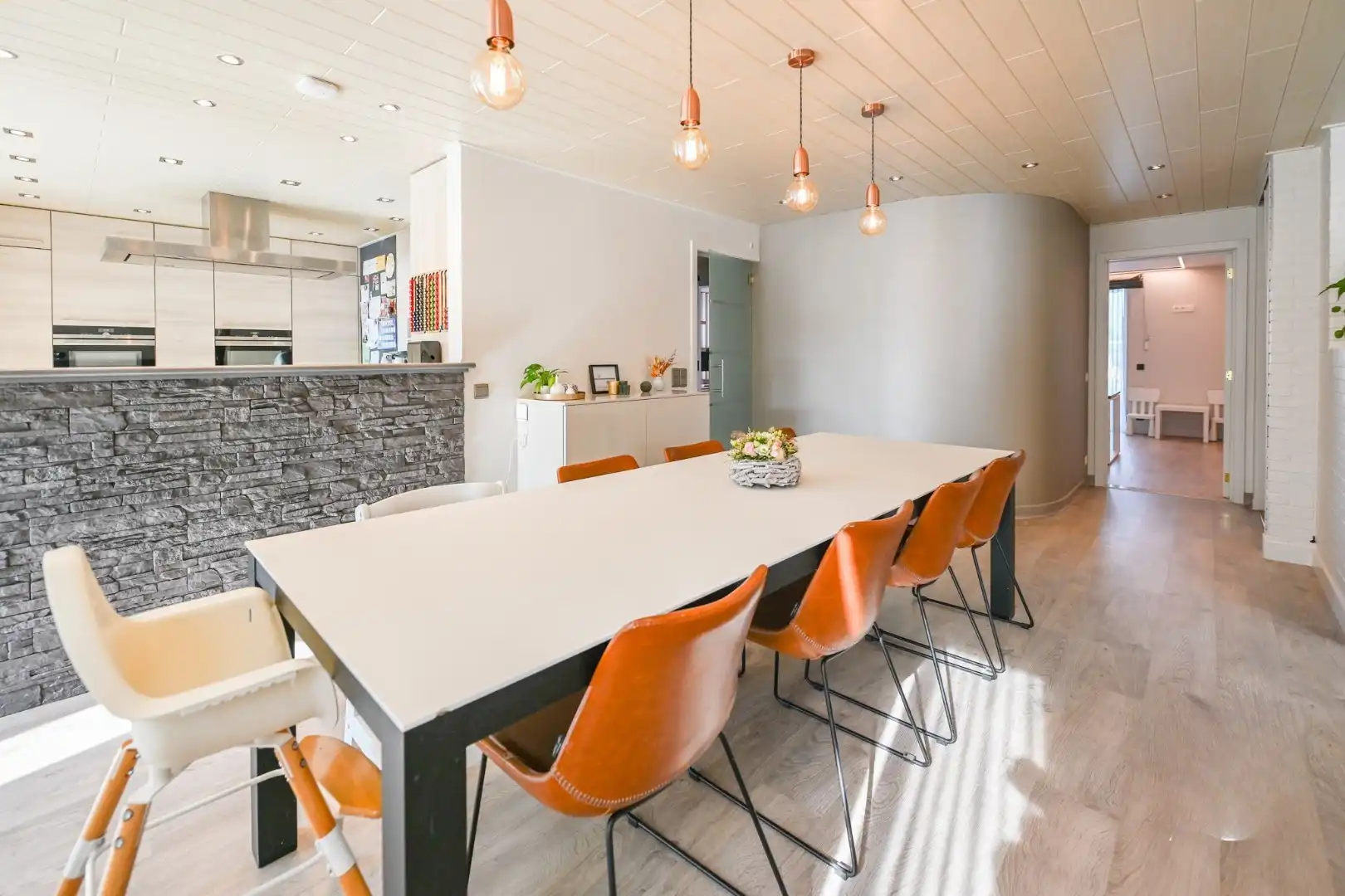 Perfect instapklare woning met 4 slaapkamers en kantoor/praktijkruimte met aparte ingang (21 m²) foto 11
