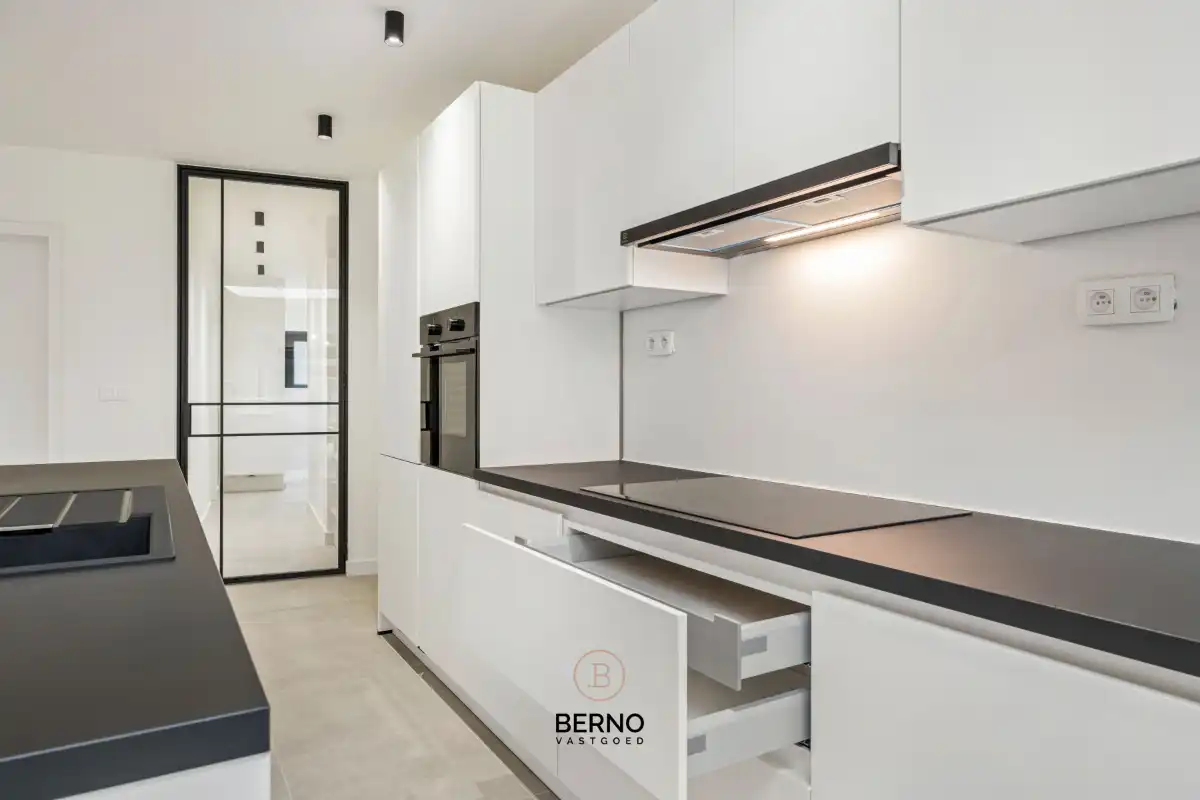 Prachtige (ver)nieuwbouw met autostaanplaats vlakbij de 'Heide' foto 8