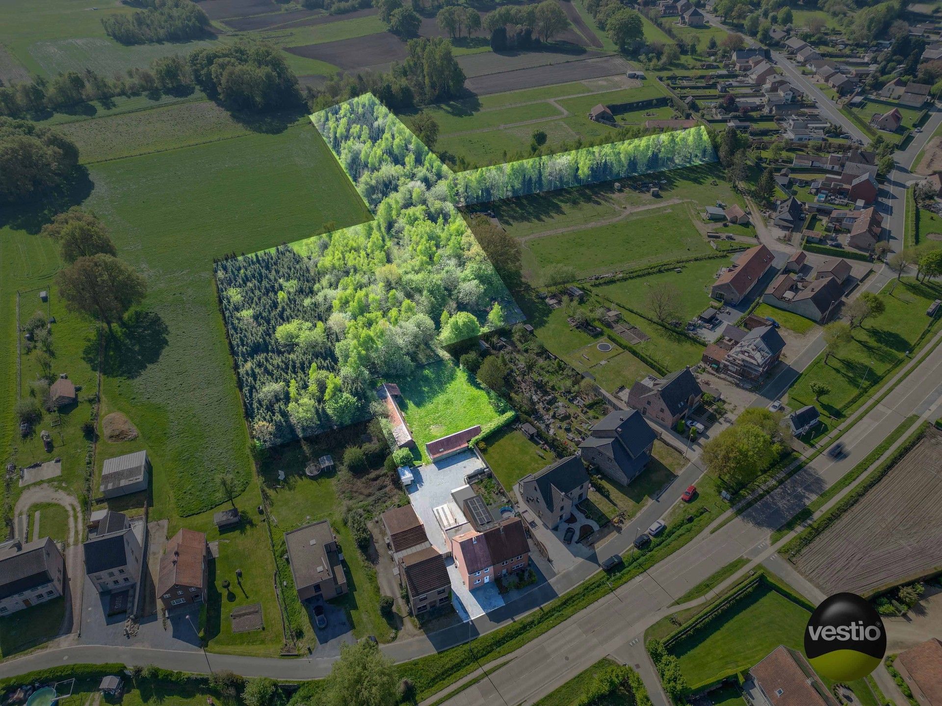 DEGELIJKE WONING MET WEILANDEN OP 1,7 HECTARE foto {{pictureIndex}}