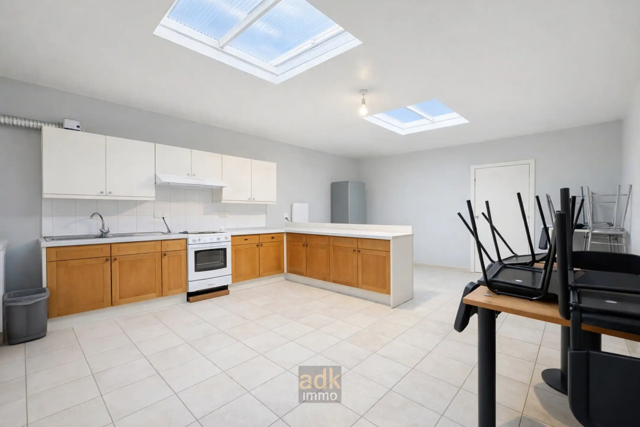 Grote woning met 4 slaapkamers & 4 garages foto 4