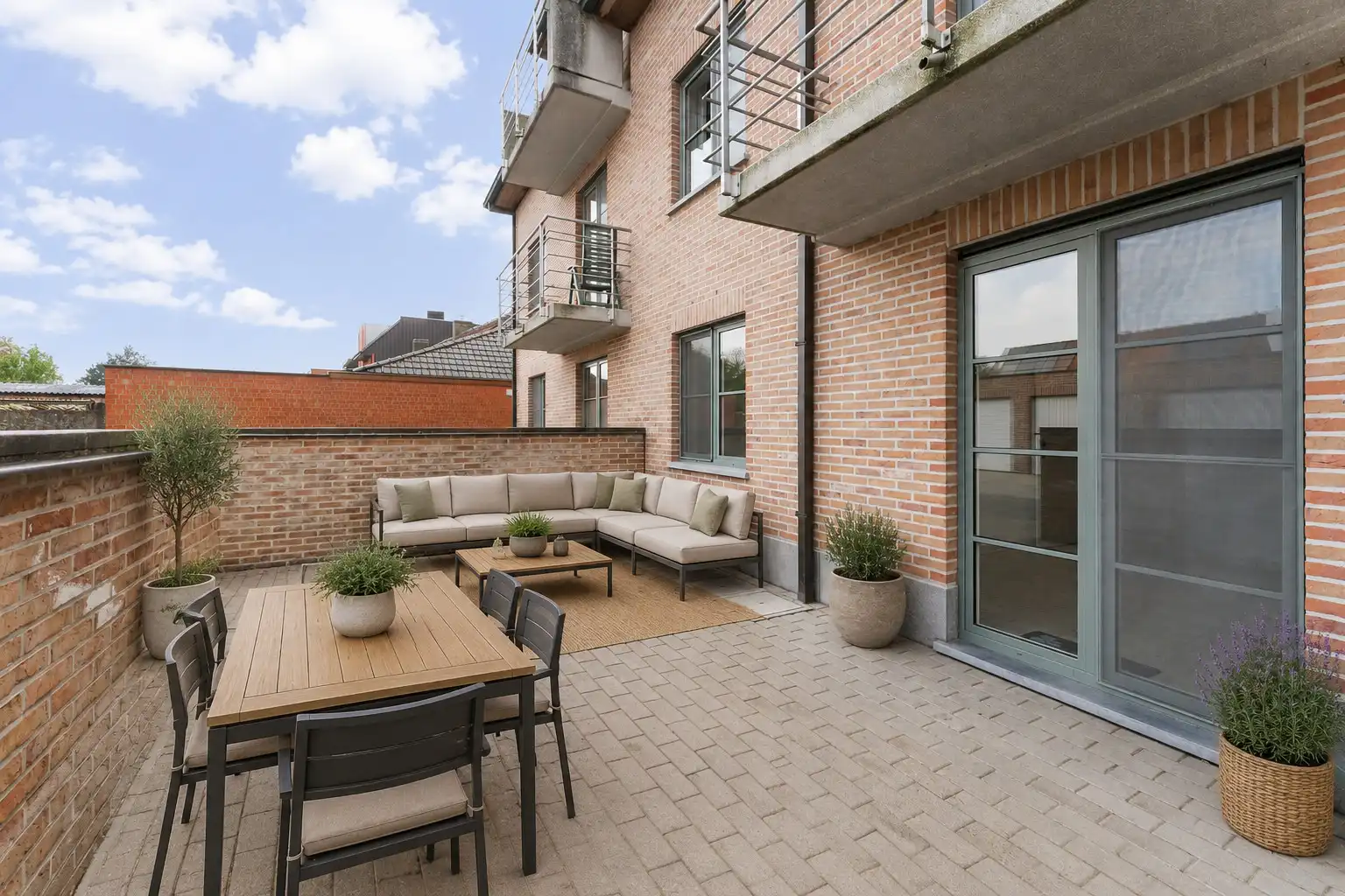 Instapklaar 2 kamerappartement met groot terras en prive parkeerplaats foto 15