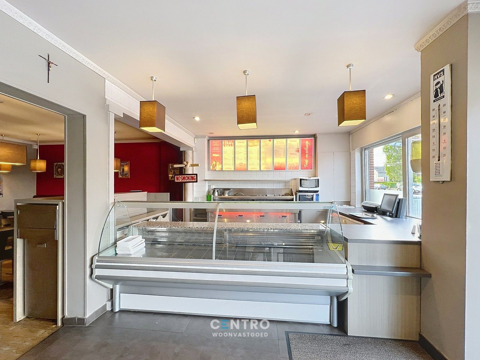 Woning met commerciële ruimte (eenvoudig om te vormen naar ruime leefruimte), 240m² bewoonbaar, extra tuinbergingen en DUBBELE garage te Torhout. foto 9