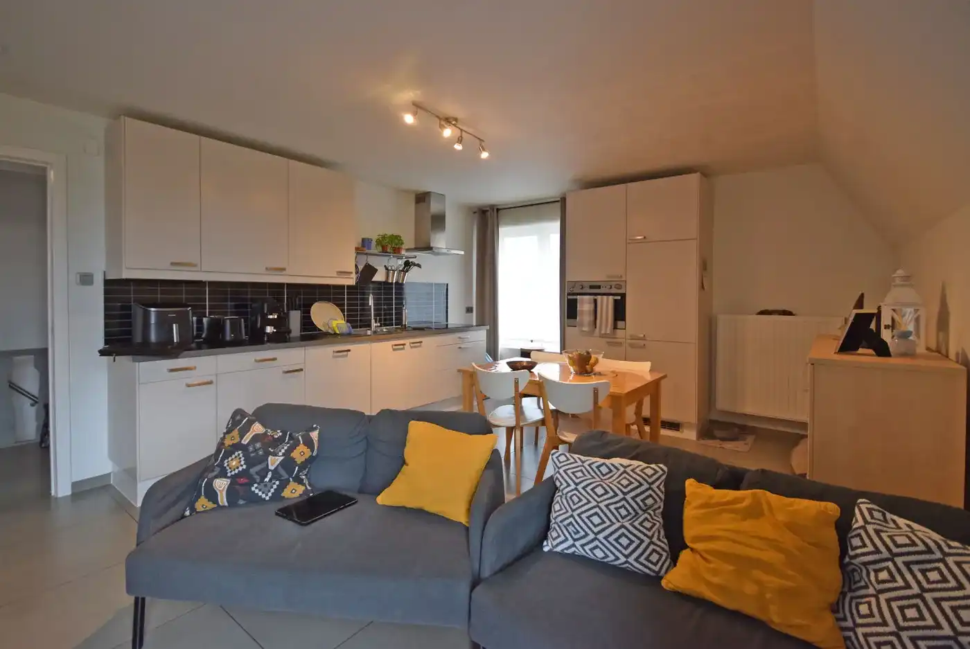 TWEE SLAAPKAMER APPARTEMENT MET GARAGE EN AUTOSTAANPLAATS CENTRUM RUMBEKE foto 4