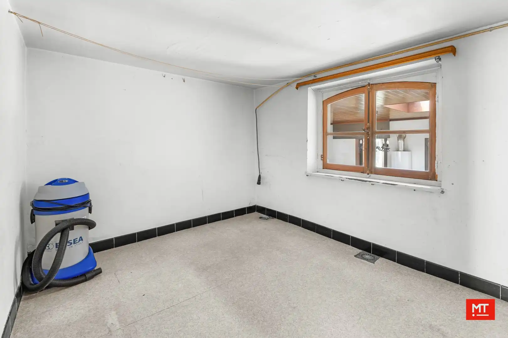 Te renoveren halfopen woning met 3 slaapkamers, Westgerichte tuin en garage op een rustige locatie in Beselare foto 9