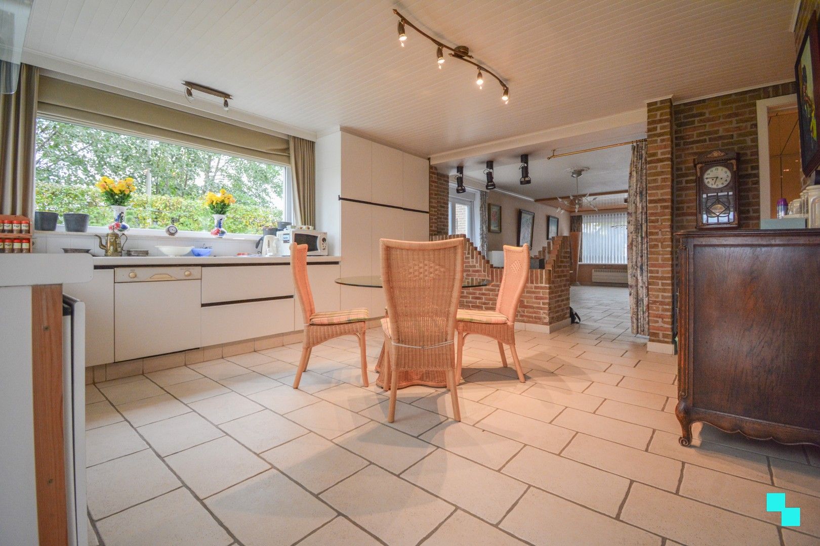 Verrassend ruime HOB met praktijk te Sint-Henricus foto 8