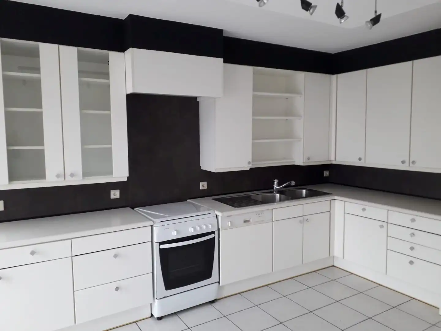 Exclusieve eigendom met handelsruimte, opbrengstappartementen en bouwgrond op toplocatie in Landen foto 27